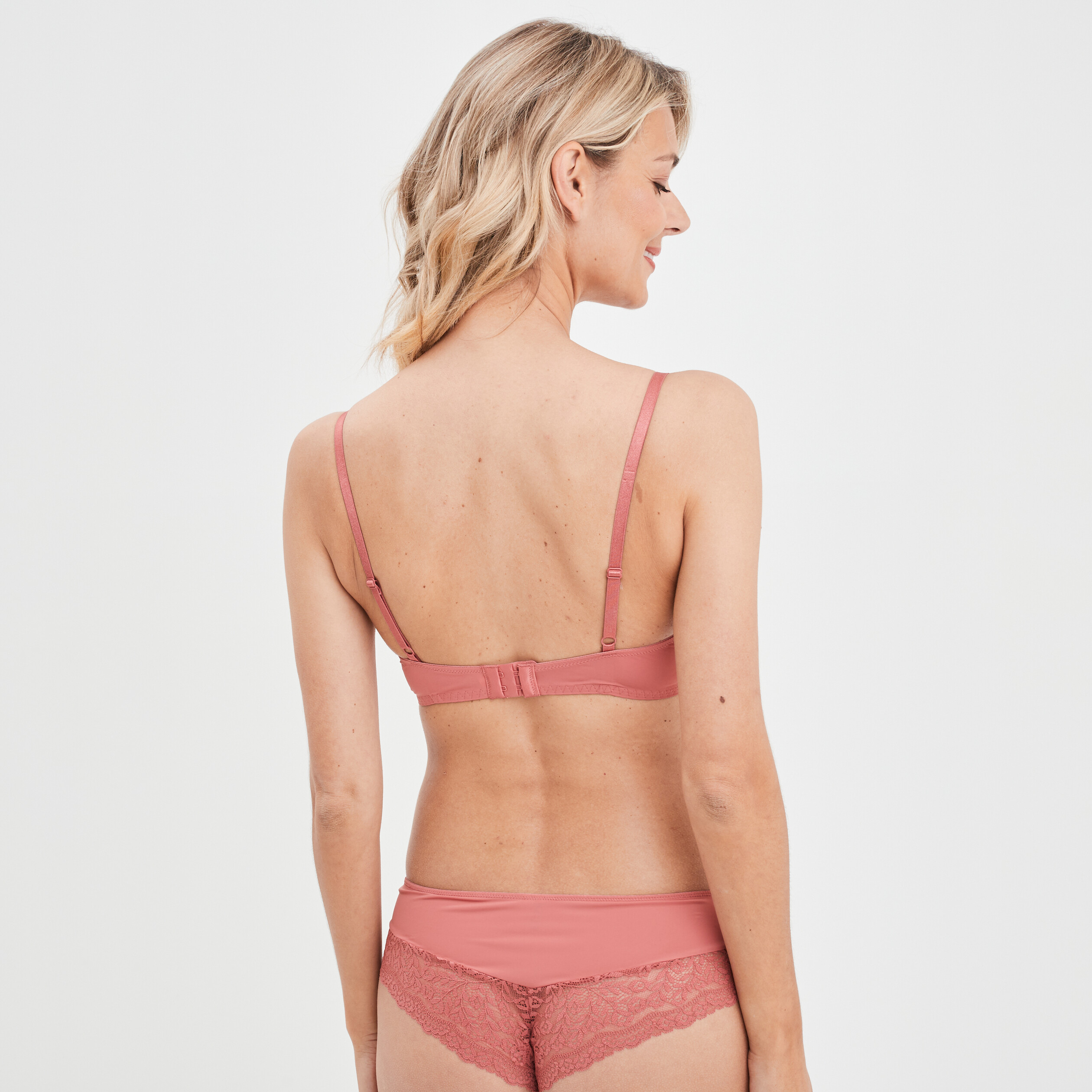 soutien gorge emboitant micro dentelle rose poudree femme Soutien-gorge emboîtant micro dentelle rose poudrée femme