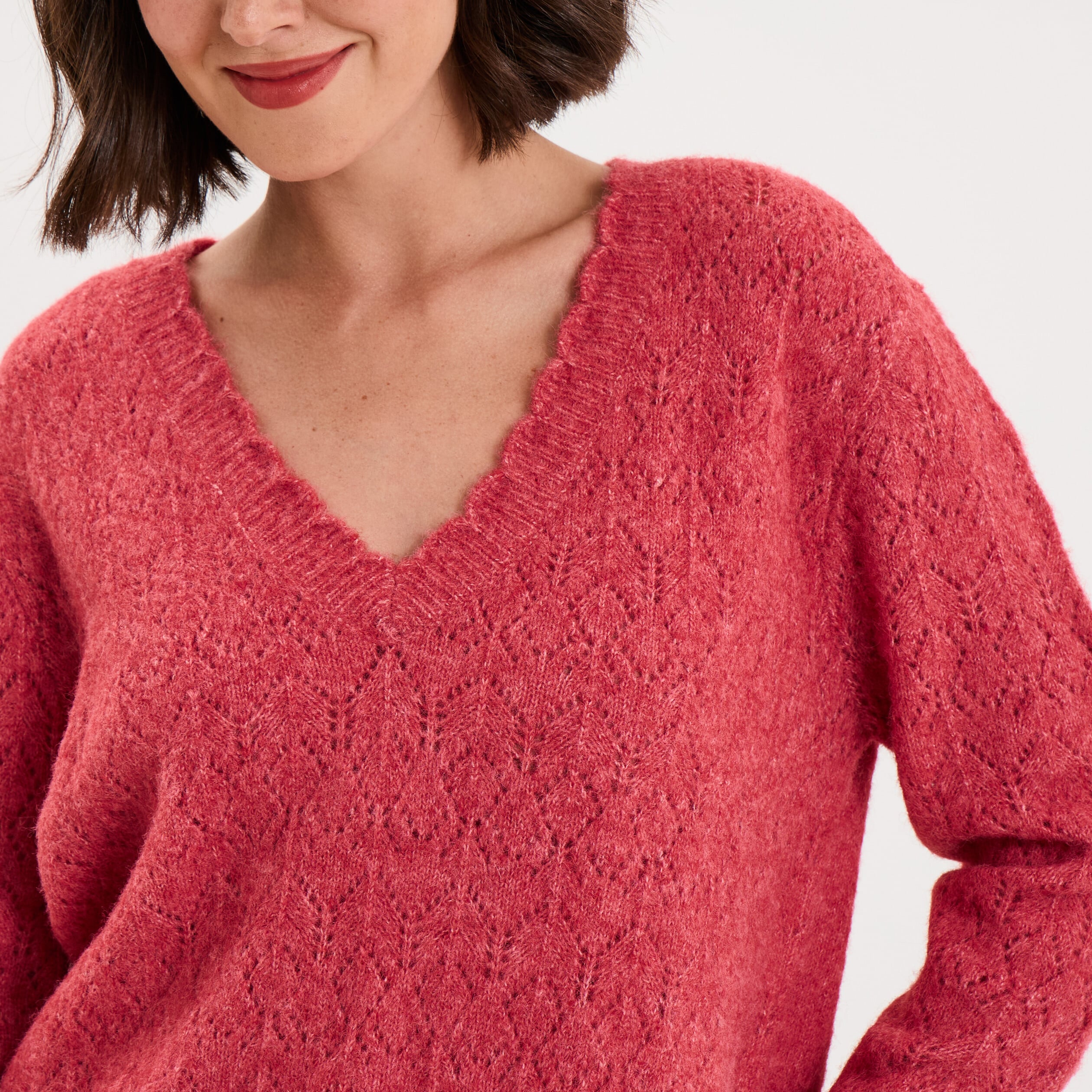 Pull col V ajour&eacute; manches longues rose cerise femme