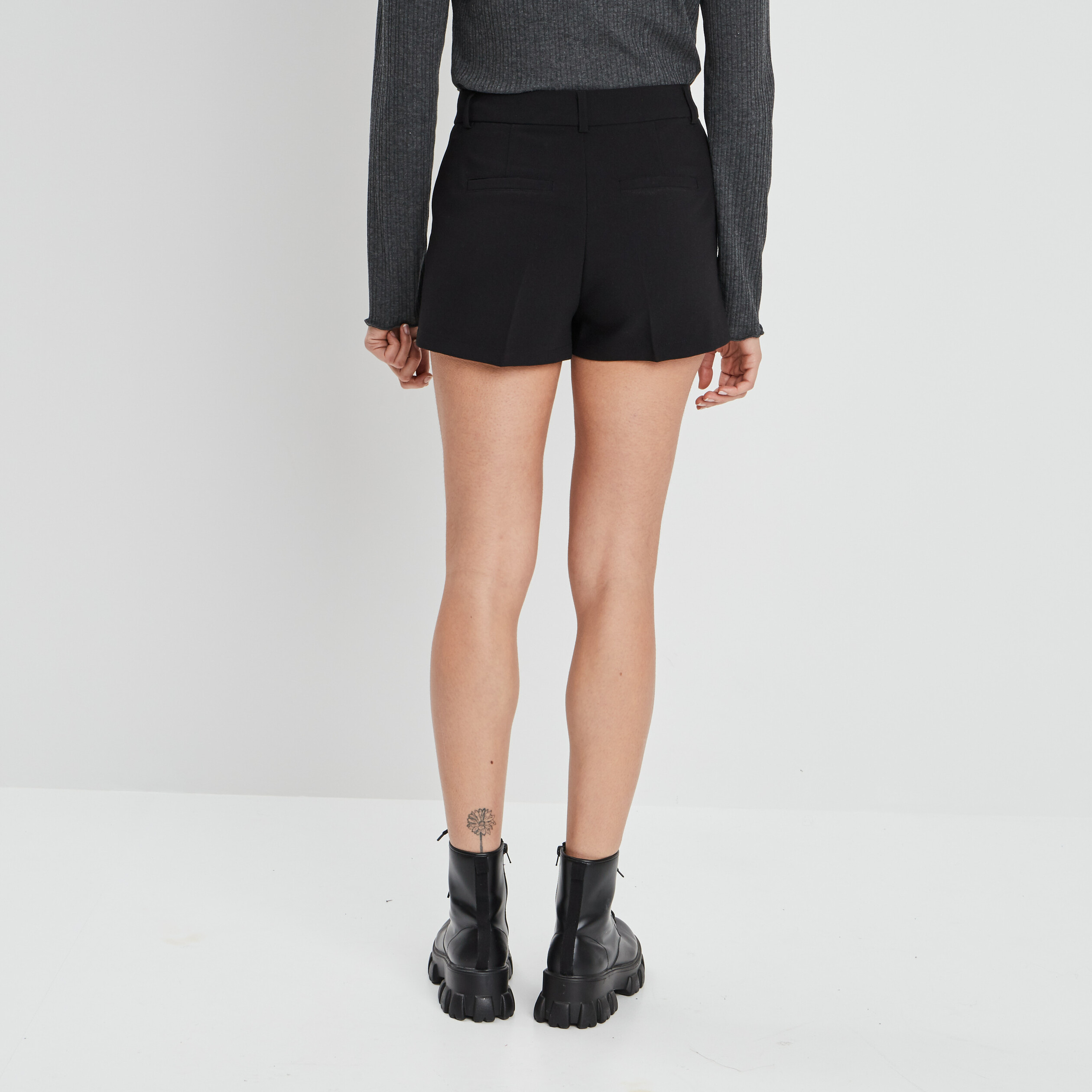 Short city mom noir femme