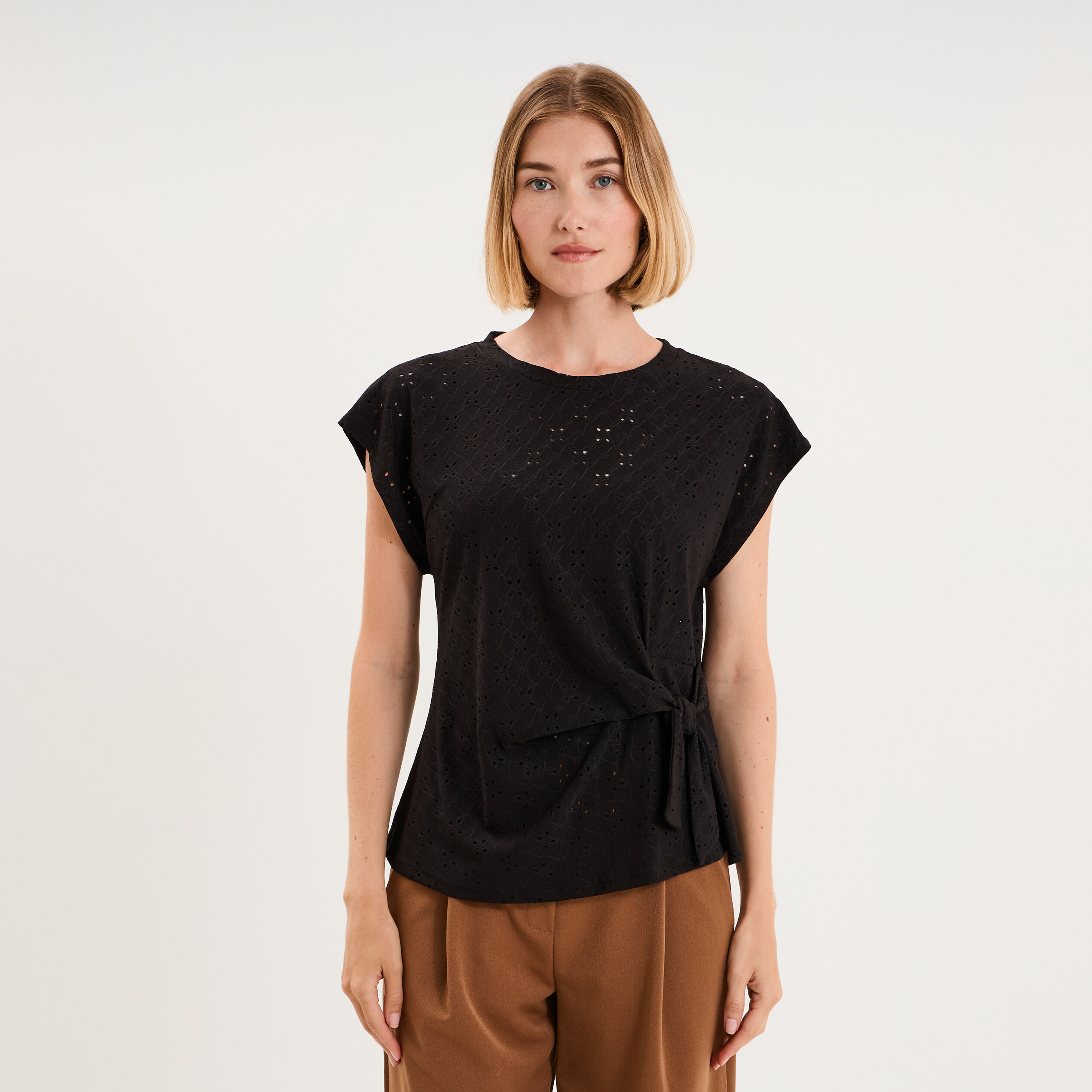 Top broderie anglaise nou&eacute; &agrave; la taille noir femme