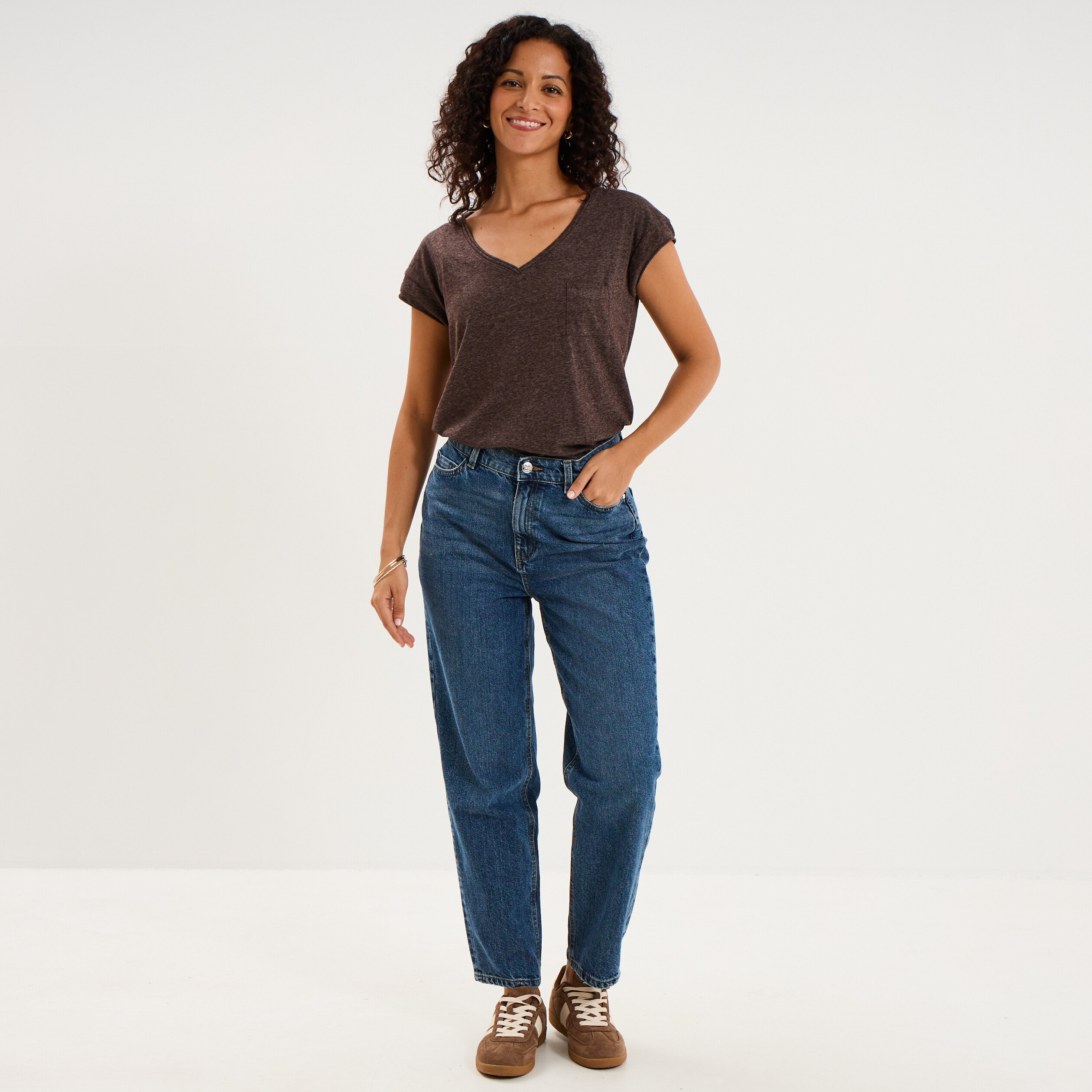 T-shirt col v poche poitrine marron fonc&eacute; femme