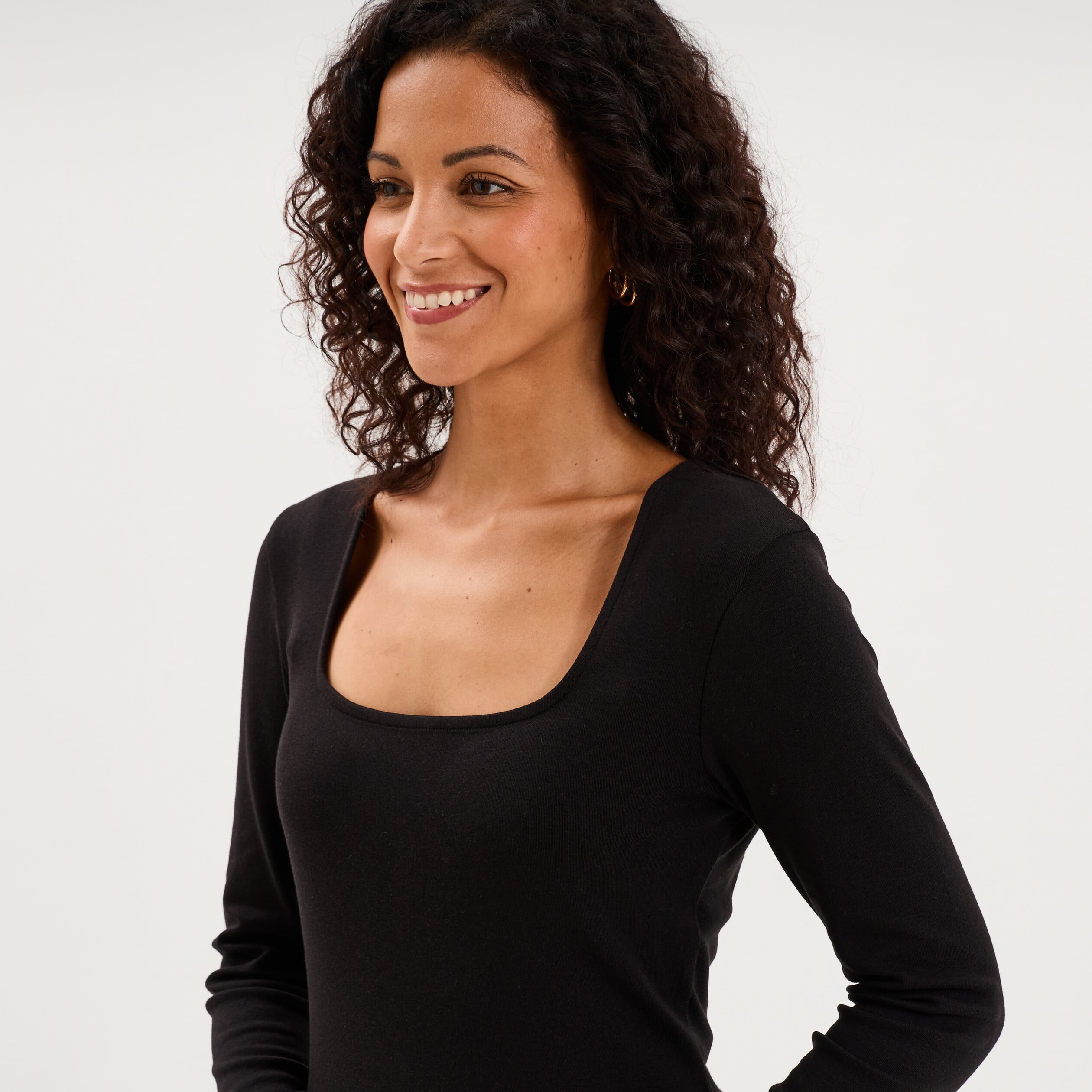T-shirt ajust&eacute; encolure carr&eacute;e noir femme