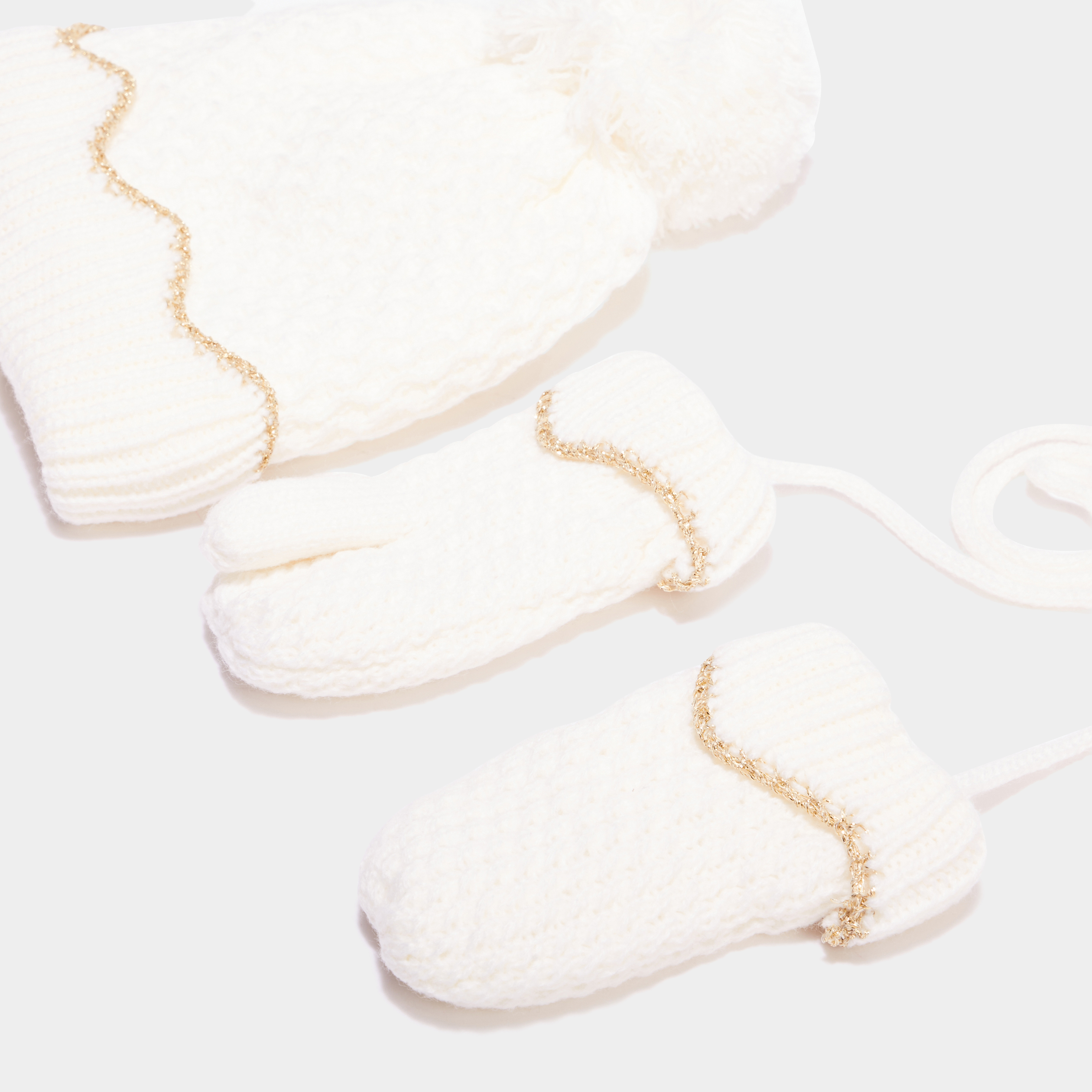 Ensemble tricot&eacute; bonnet et moufles ivoire b&eacute;b&eacute; fille