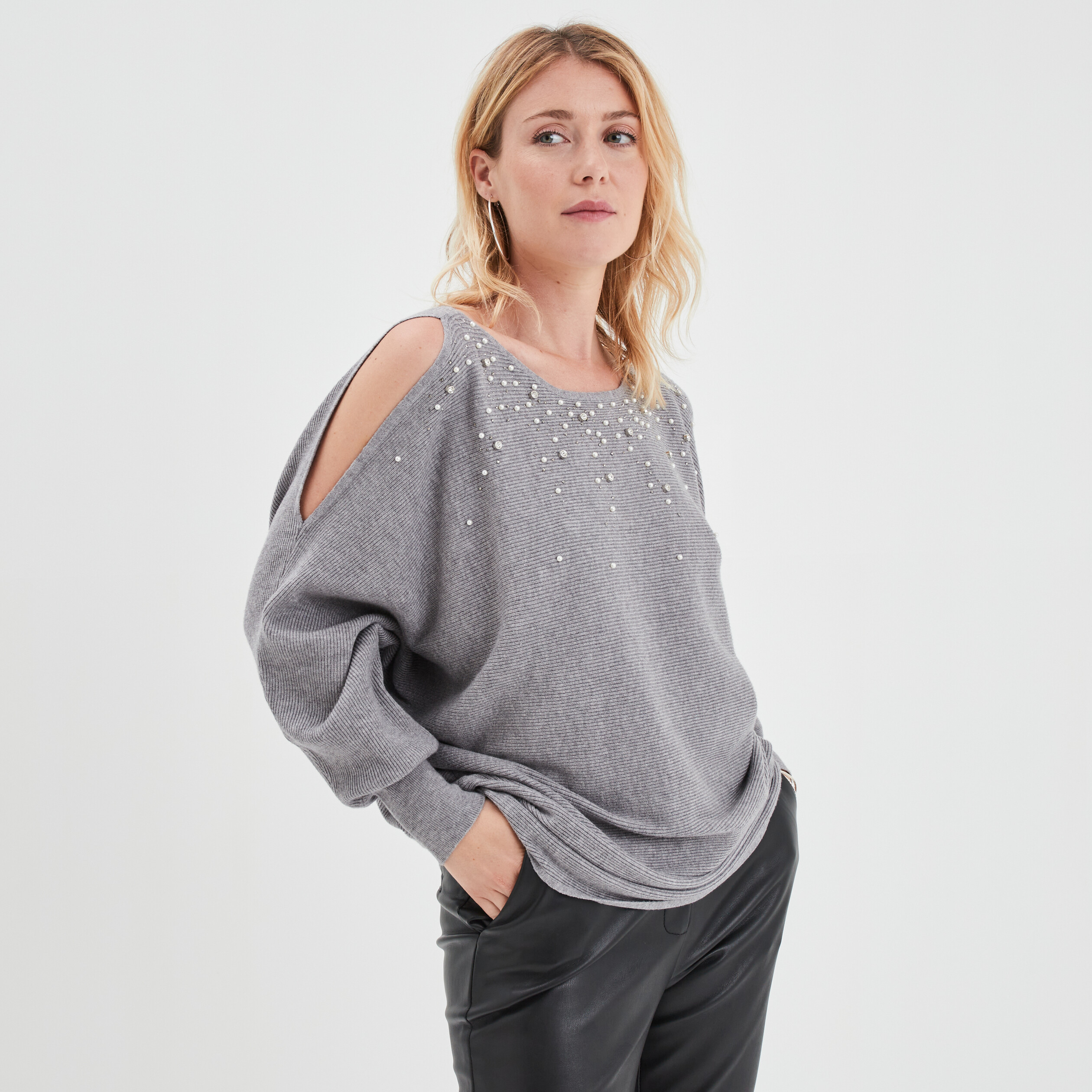 pull perles et strass au col gris clair femme Pull perles et strass au col gris clair femme