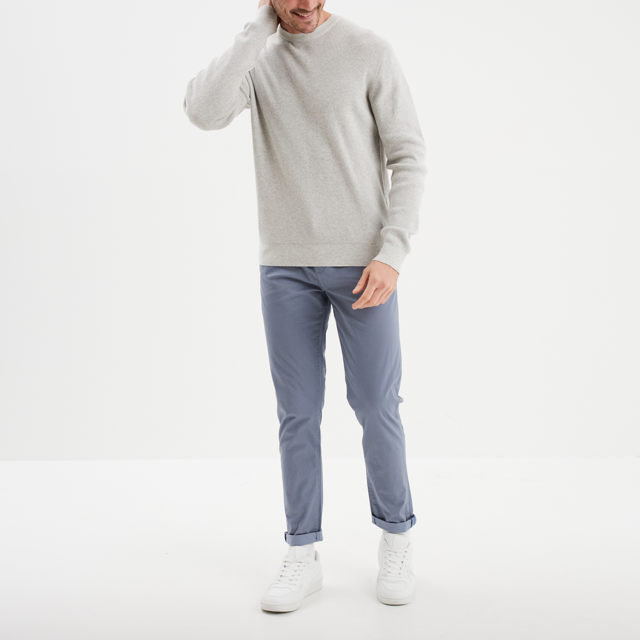 Pull en maille textur&eacute;e col rond gris clair homme