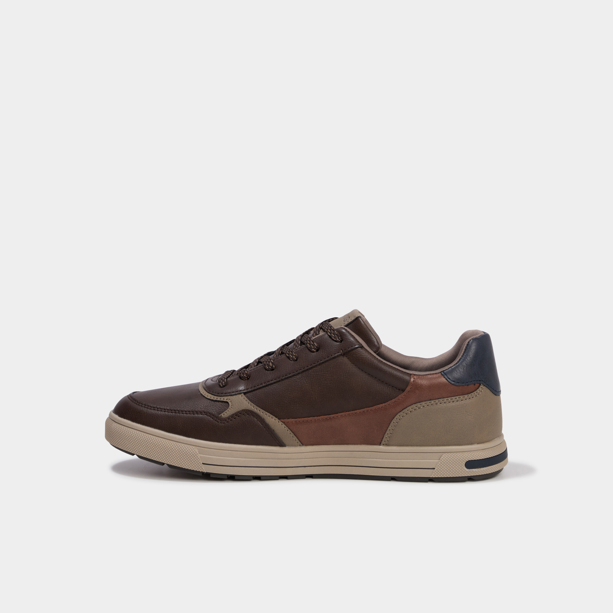 Baskets &agrave; lacets semelle plate bout rond marron homme