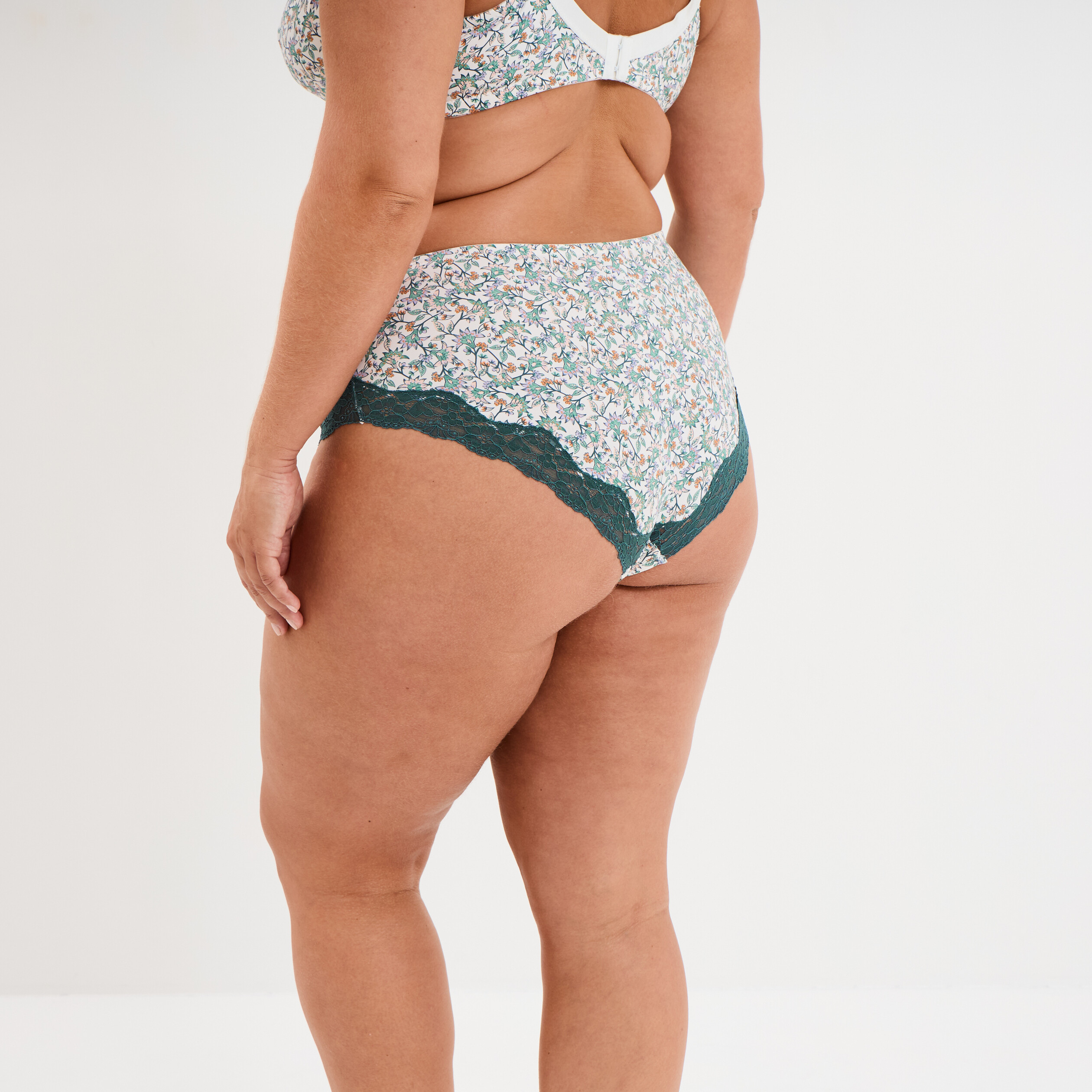 shorty microfibre ecru femmegt Shorty microfibre ecru femme grande taille