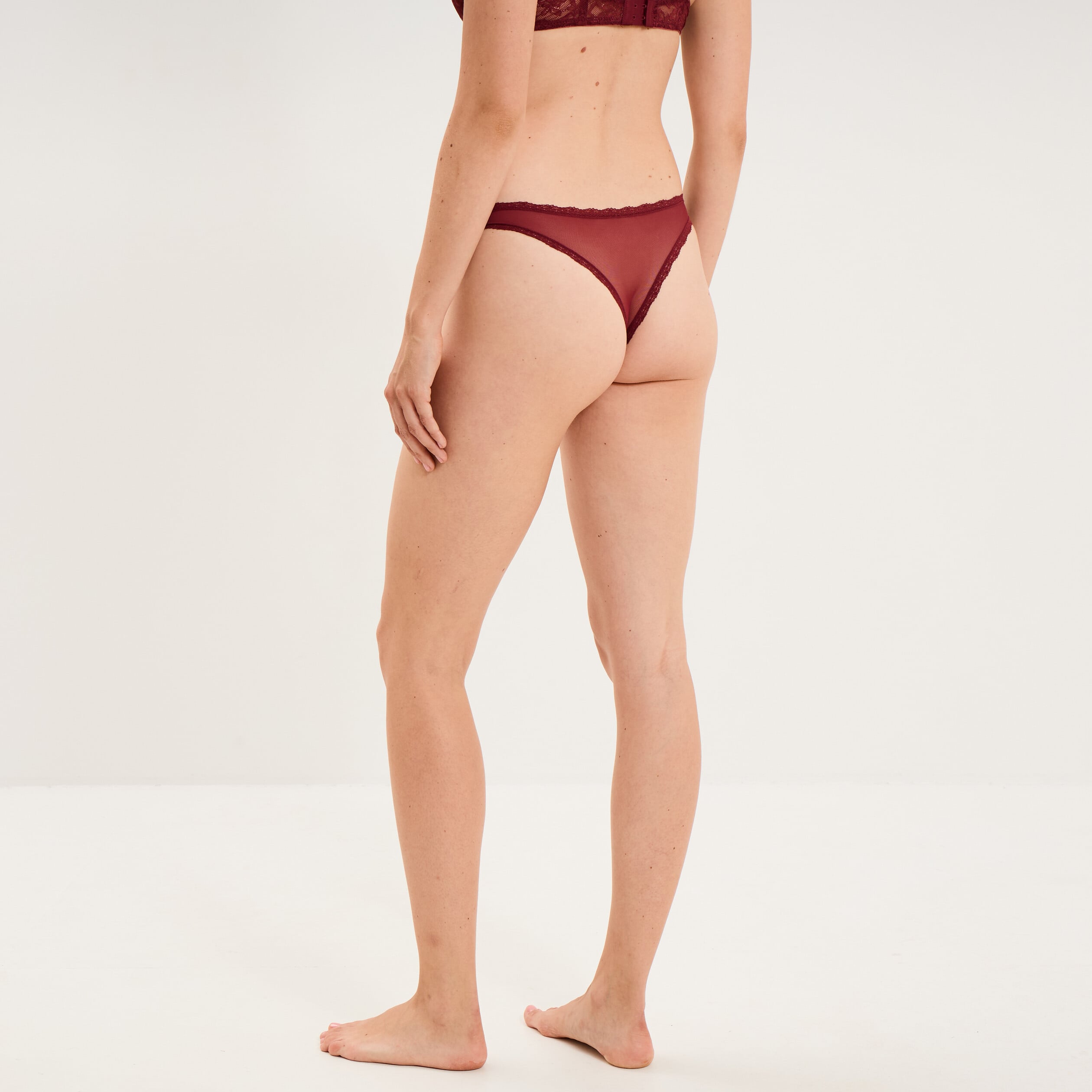 Tanga en dentelle doublure coton bordeaux femme