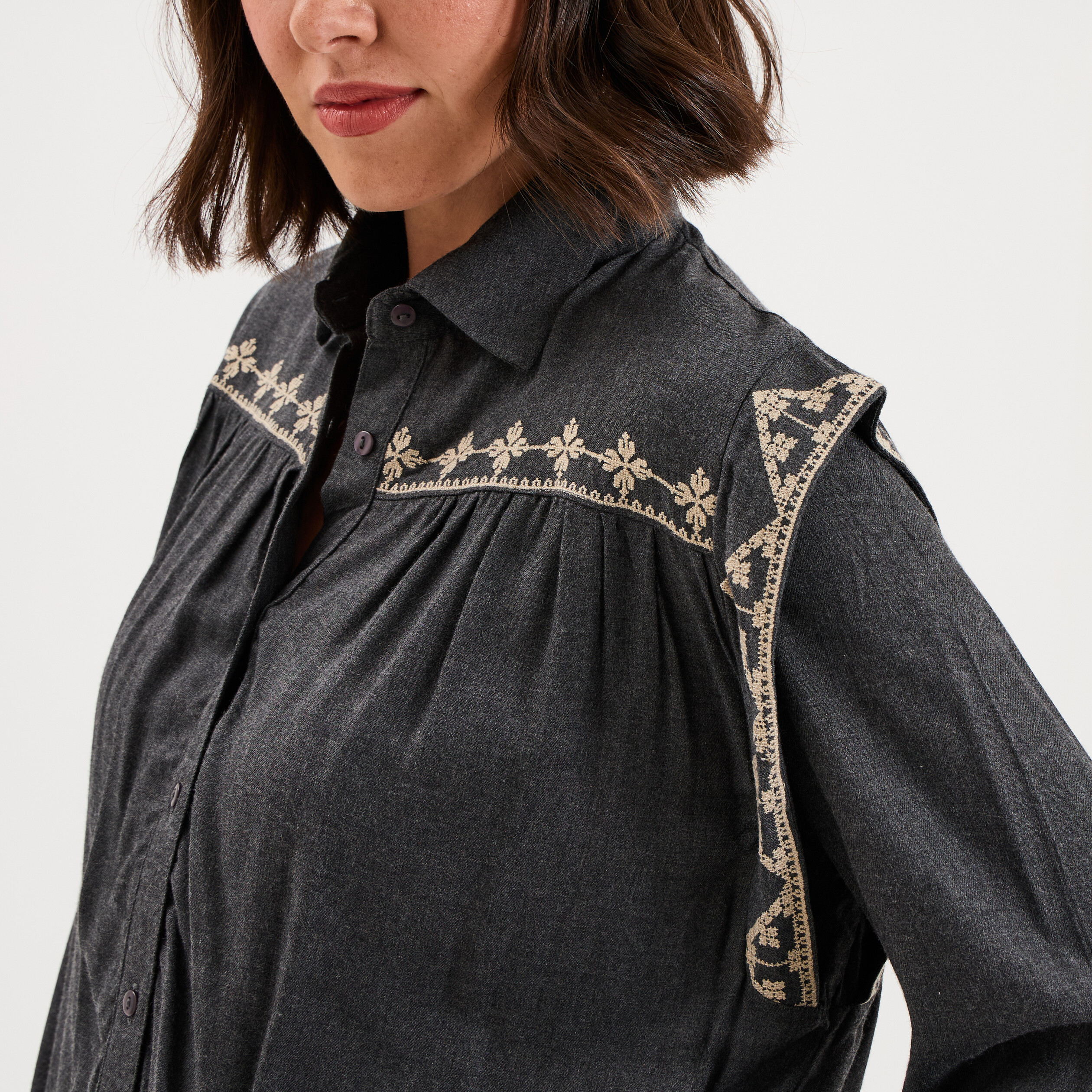 Blouse brod&eacute;e manches longues gris fonc&eacute; femme