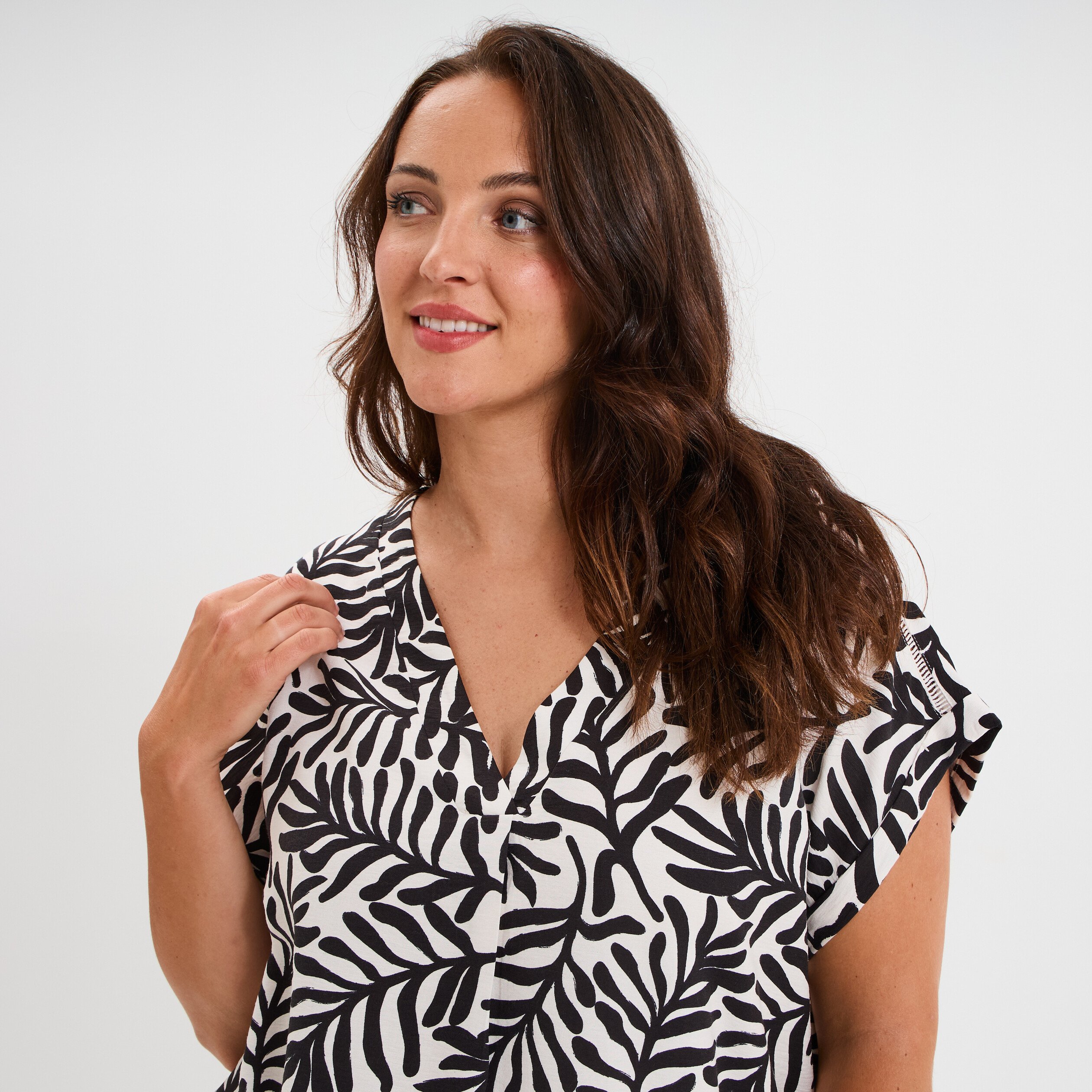 blouse col en v manches courtes blanc femmegt Blouse col en V manches courtes blanc femme grande taille