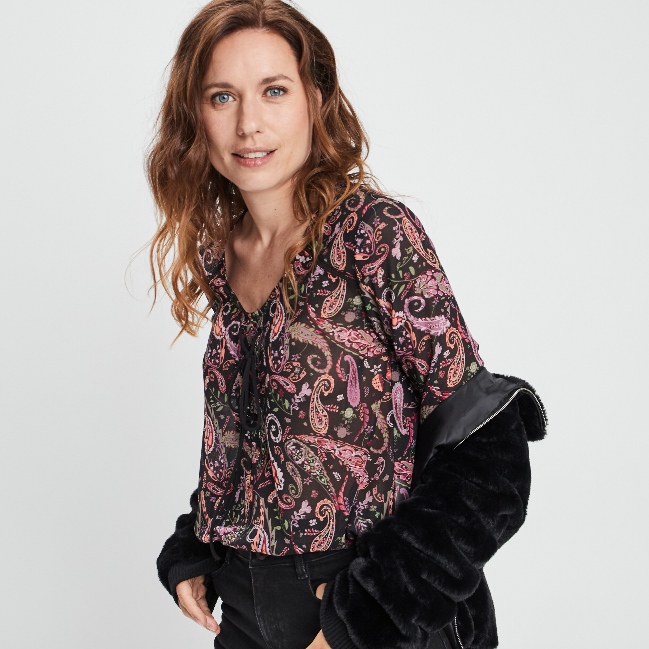 blouse manches 34 detail lacage noir femme Blouse manches 3/4 détail laçage noir femme