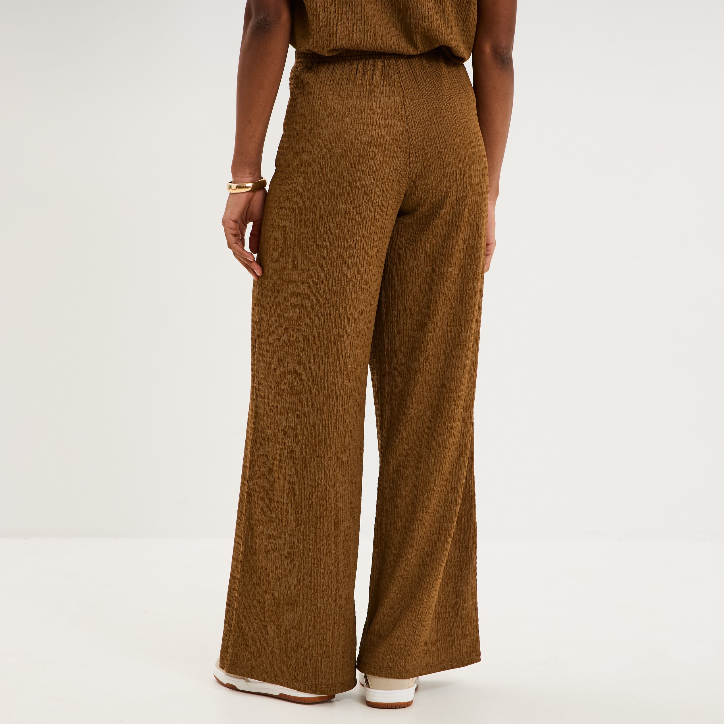 Pantalon effet gaufr&eacute; fluide beige femme
