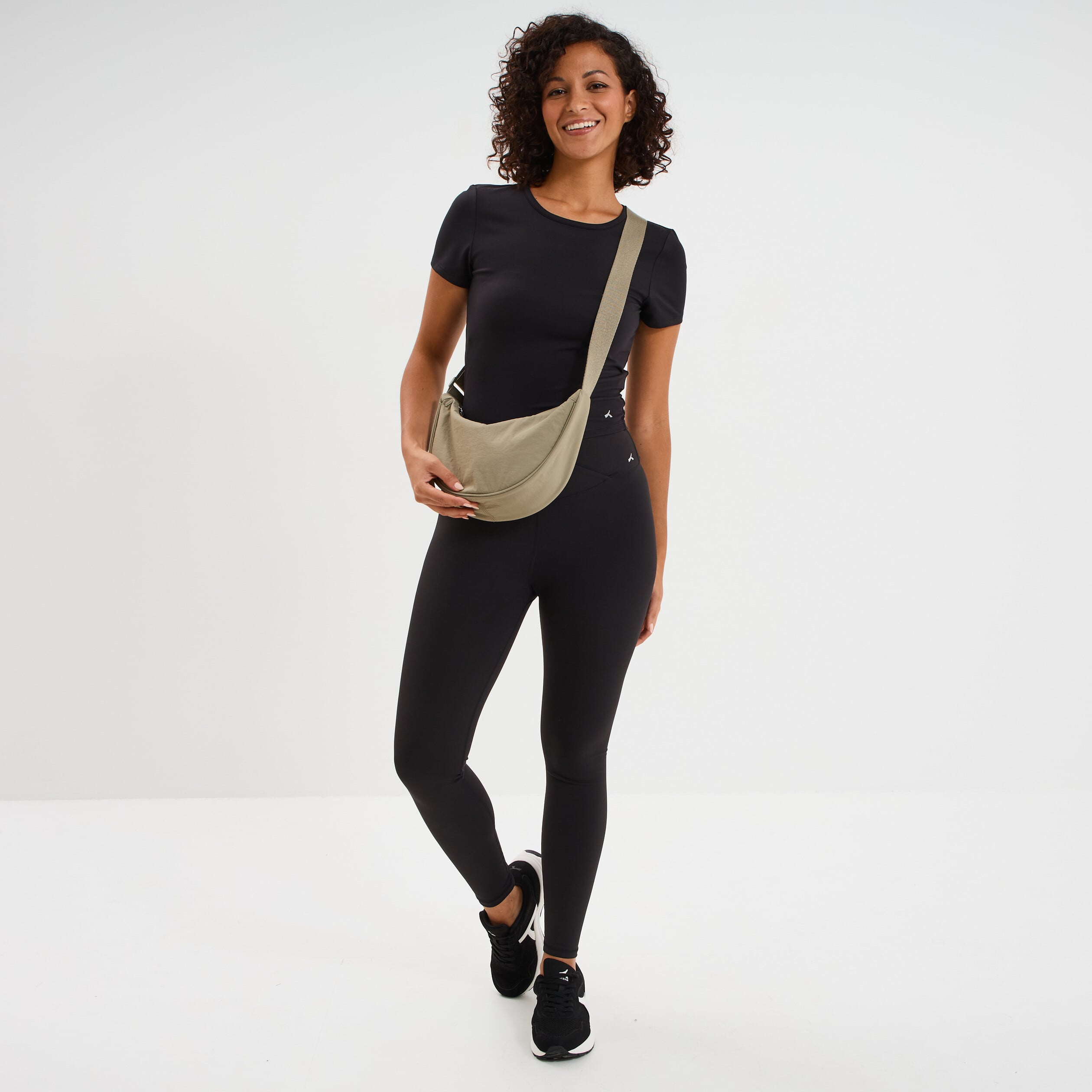 T-shirt de sport court ajust&eacute; noir femme