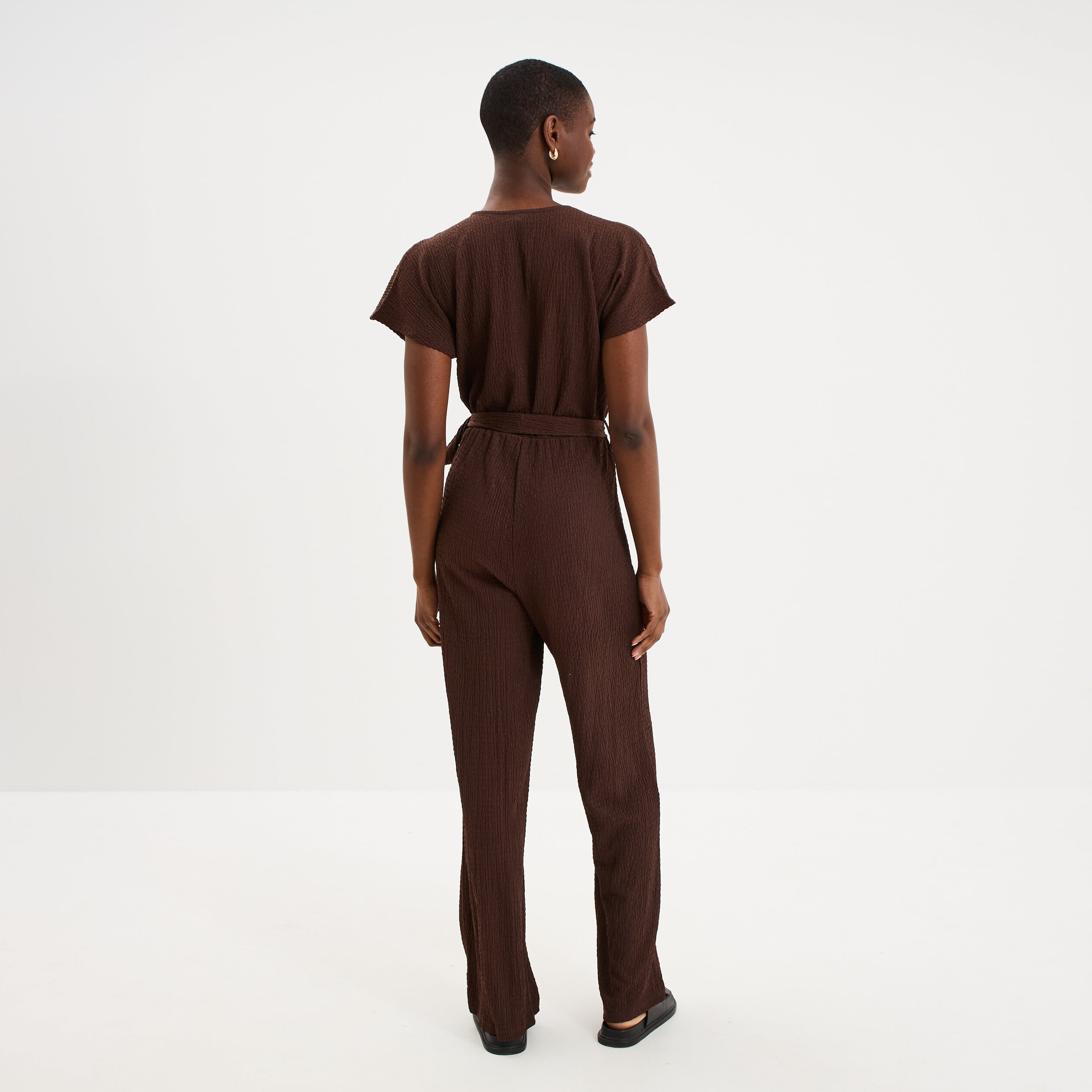 Combinaison pantalon gaufr&eacute;e ceintur&eacute;e marron fonc&eacute; femme