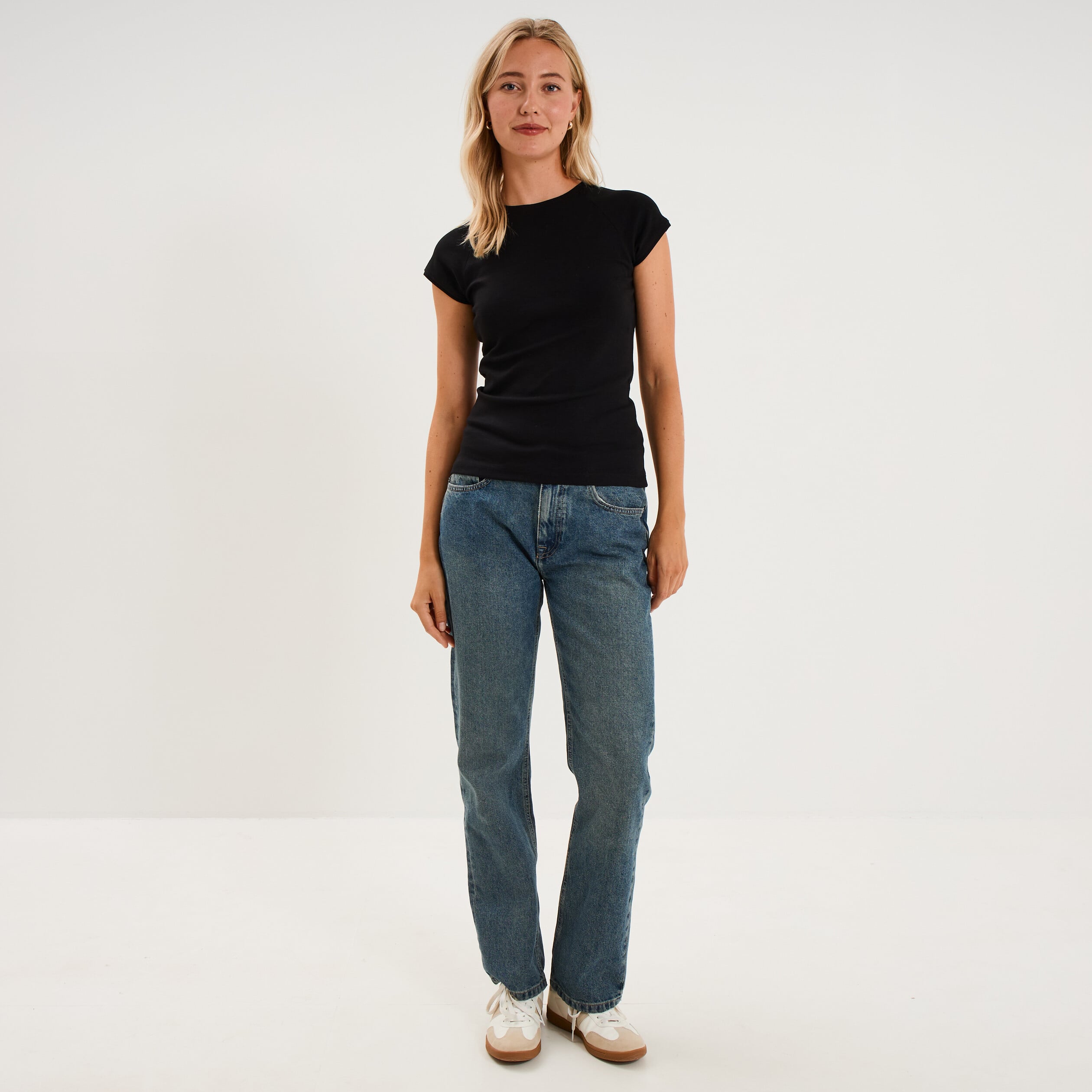 T-shirt ajust&eacute; col rond manches courtes noir femme