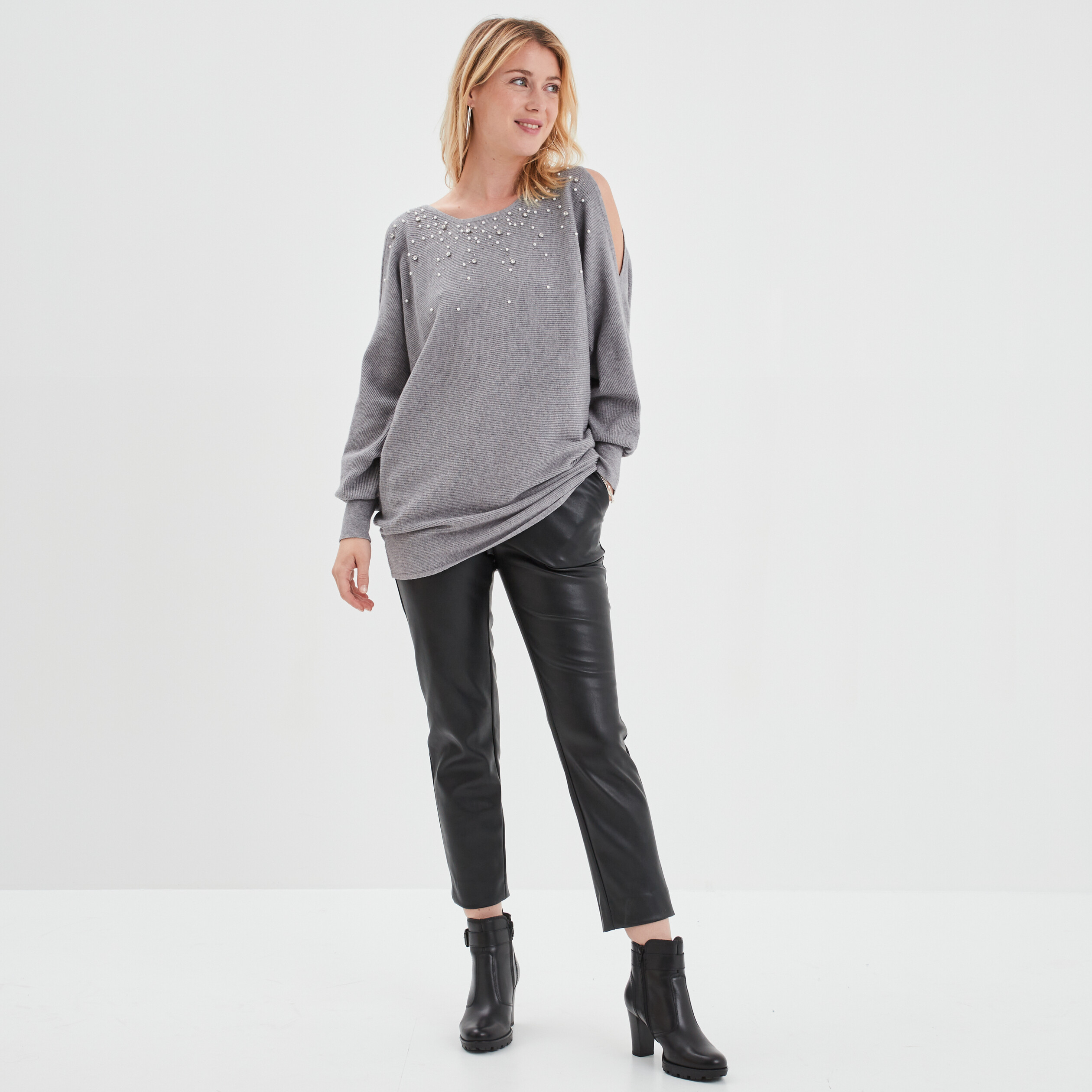 Pull perles et strass au col gris clair femme