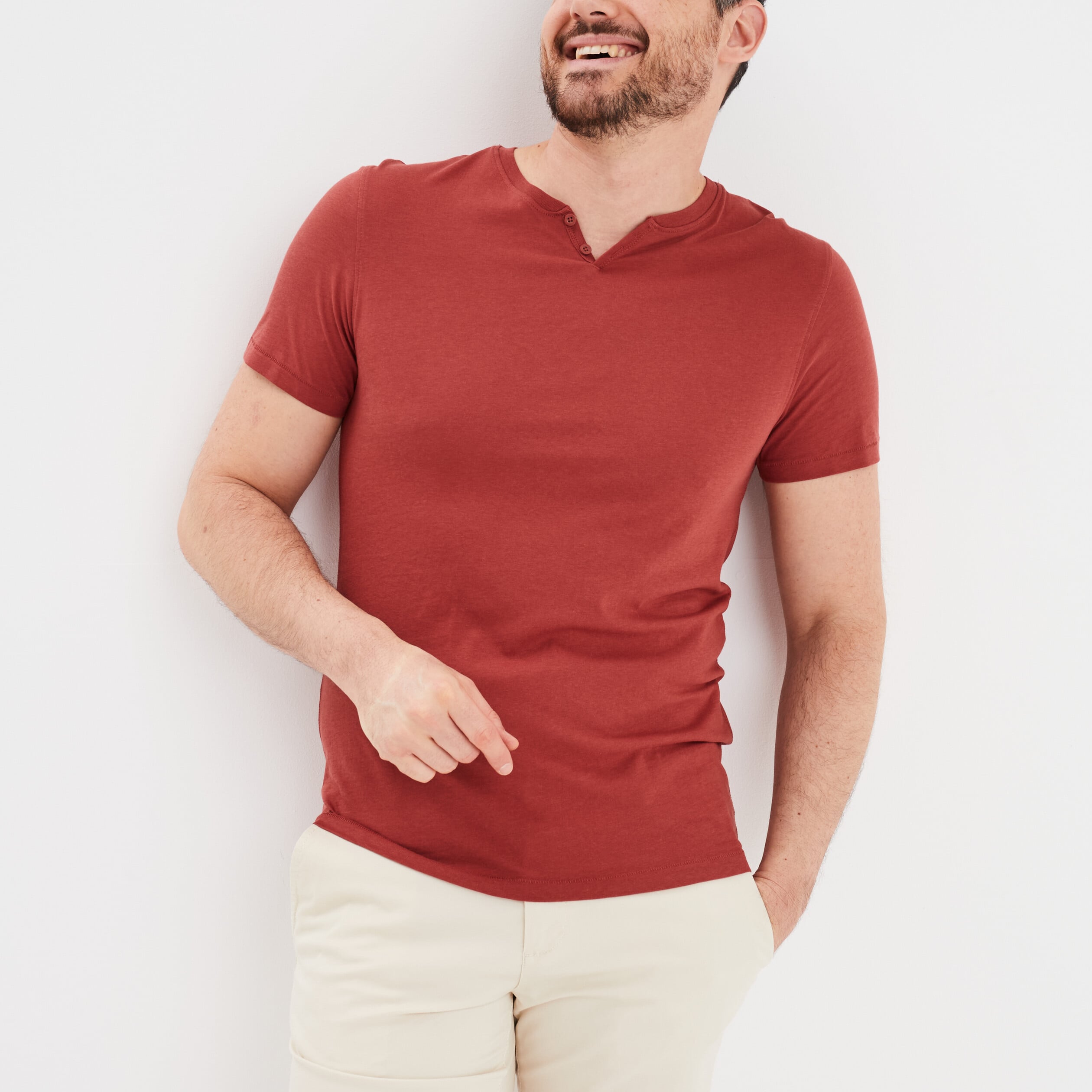 T-shirt manches courtes col tunisien rouge fonc&eacute; homme