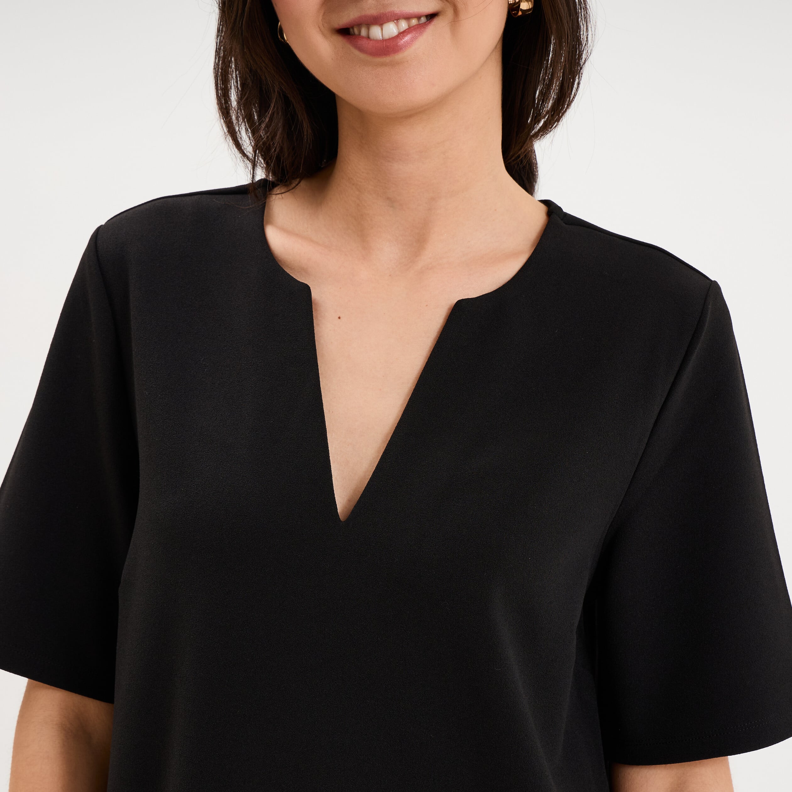 Robe courte col en V manches courtes noir femme