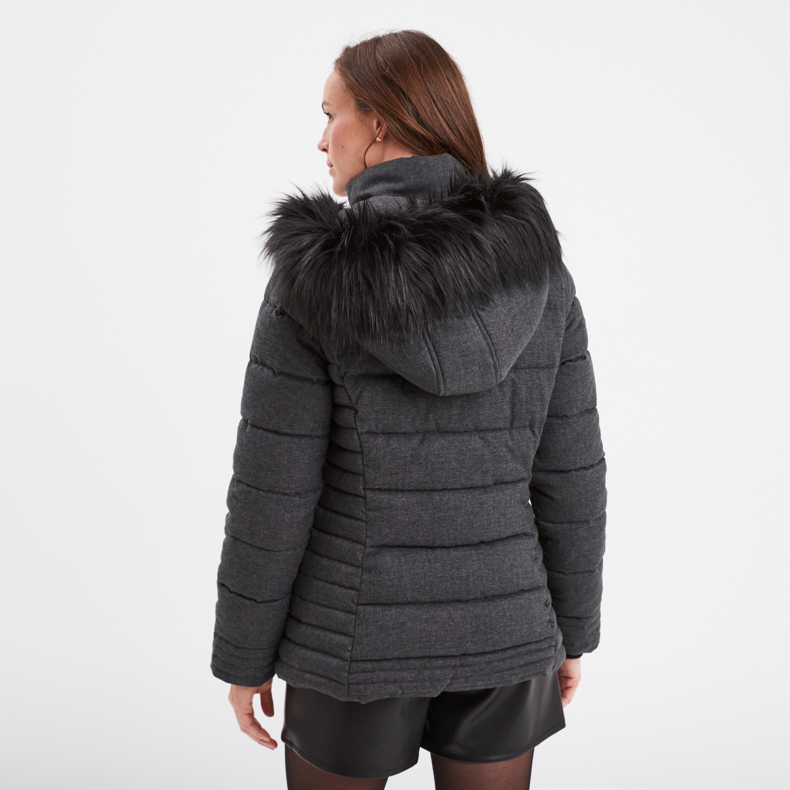 doudoune cintree a capuche amovible gris fonce femme Doudoune cintrée à capuche amovible gris foncé femme
