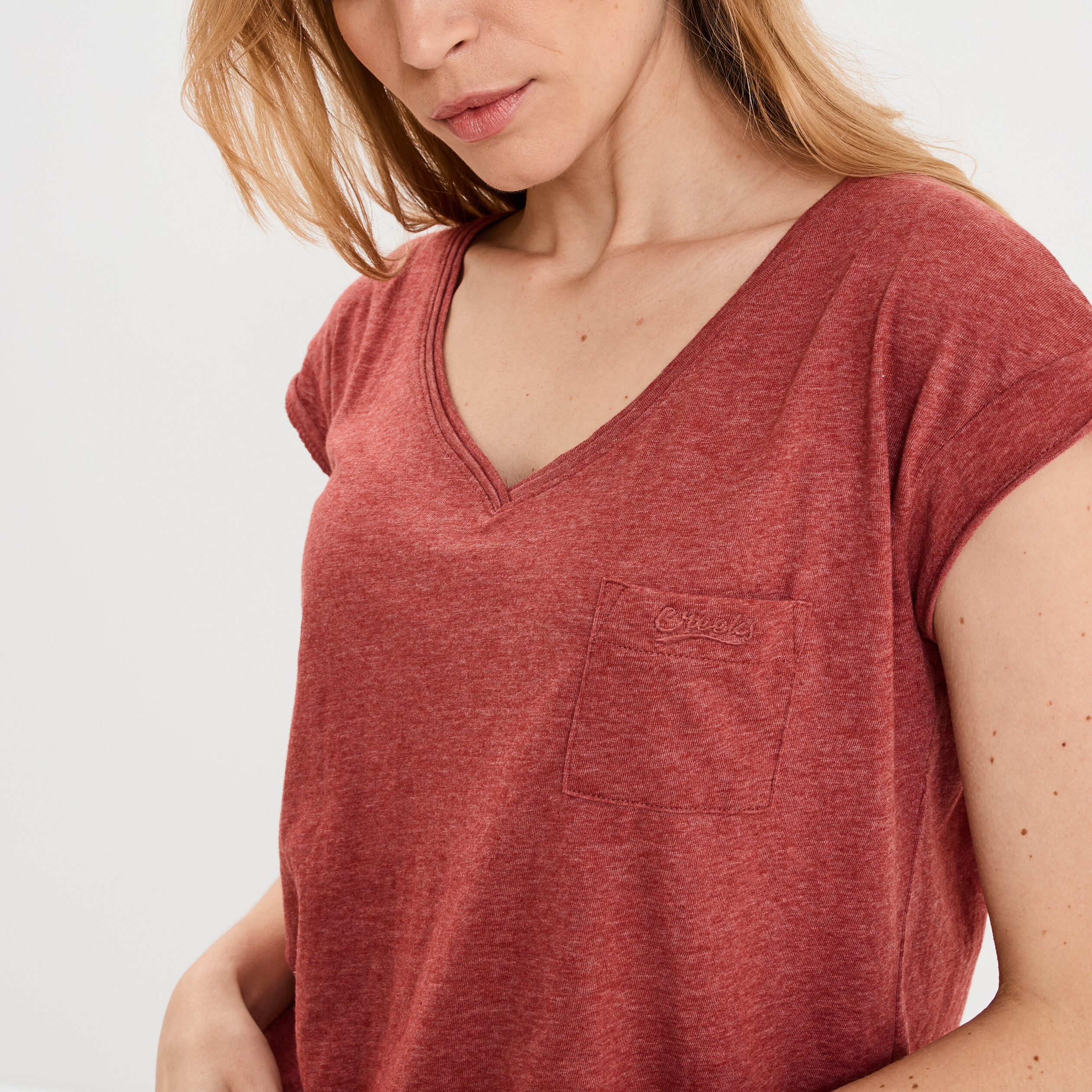 T-shirt col v poche poitrine rouge fonc&eacute; femme