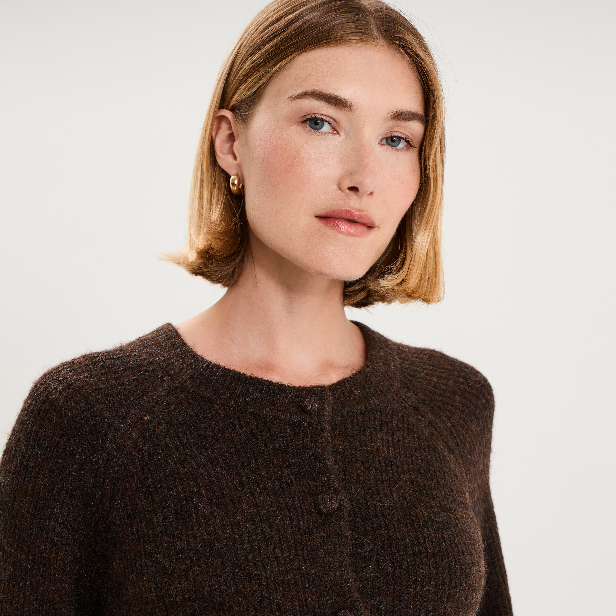 Gilet cardigan col rond boutonn&eacute; marron fonc&eacute; femme