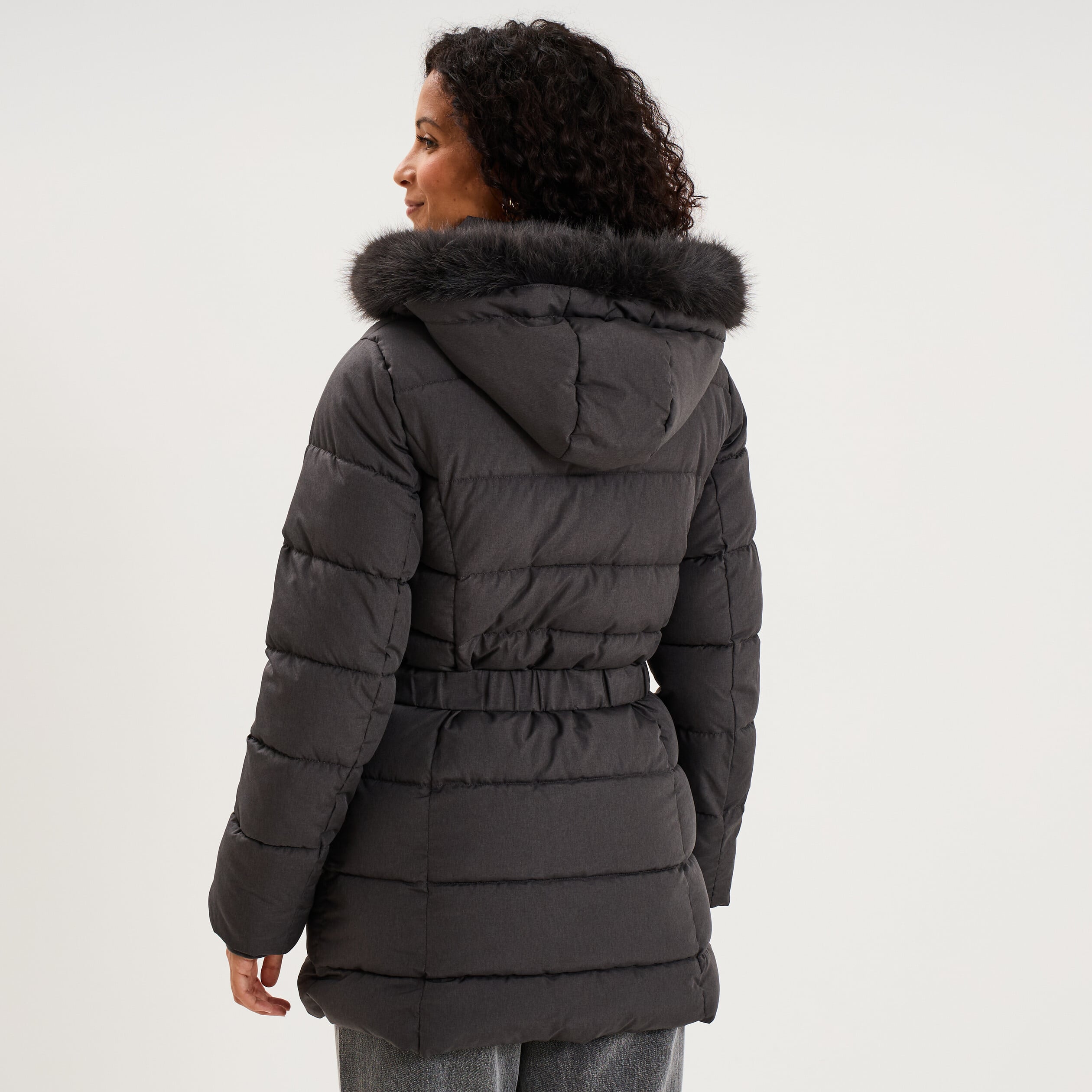 Doudoune mi-longue ceintur&eacute;e &agrave; capuche gris clair femme