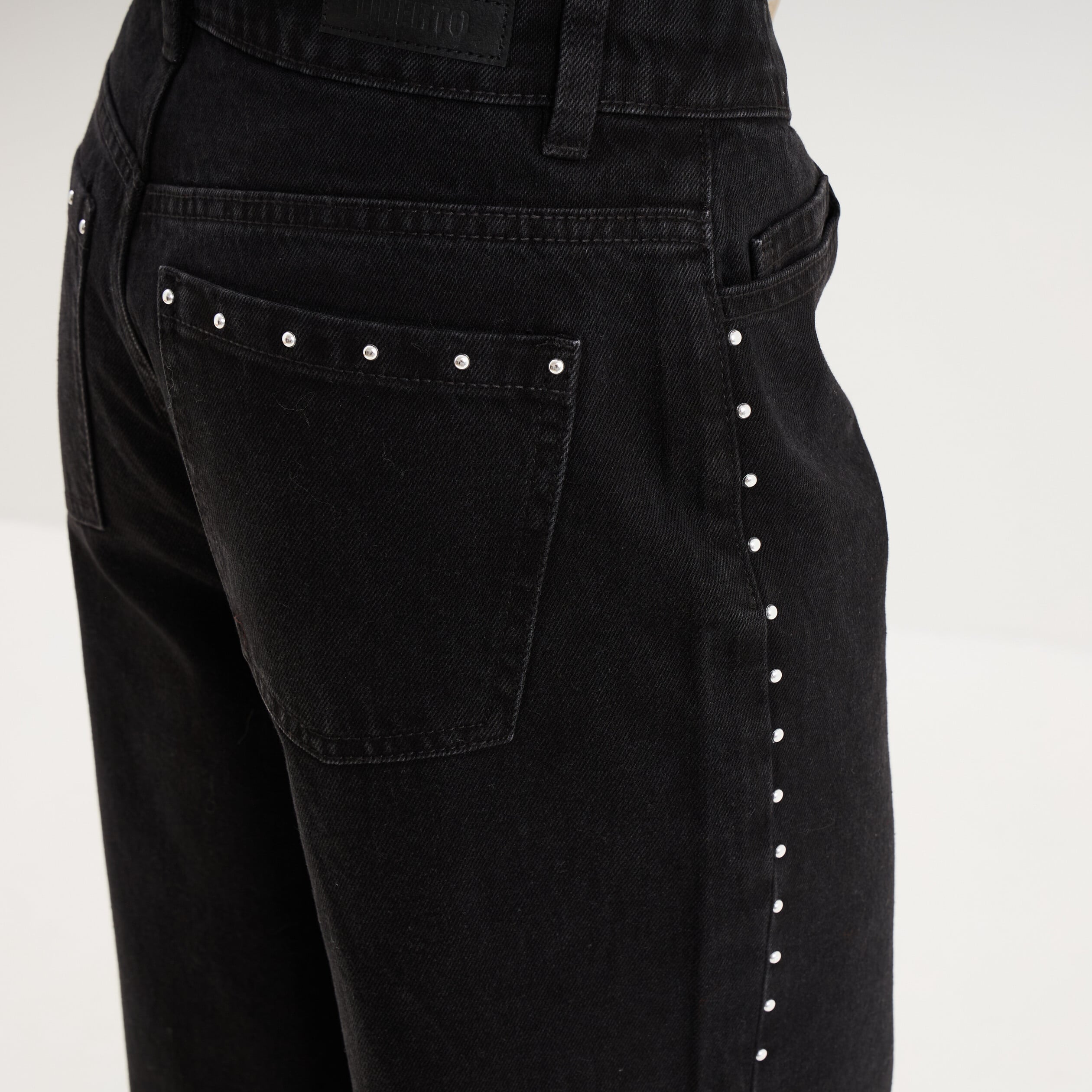 Jean large &agrave; clous coton denim noir femme