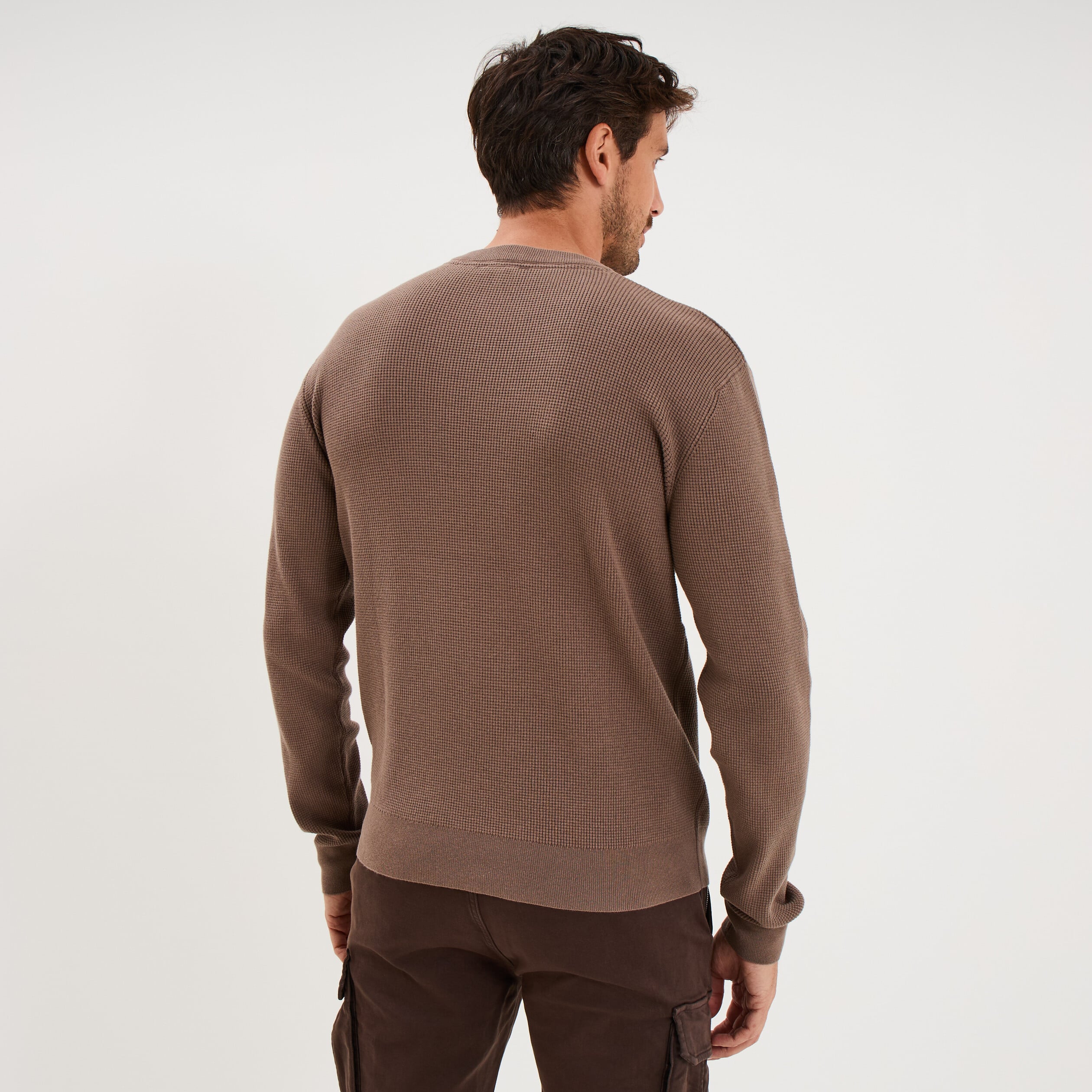 Pull en maille textur&eacute;e col rond gris fonc&eacute; homme