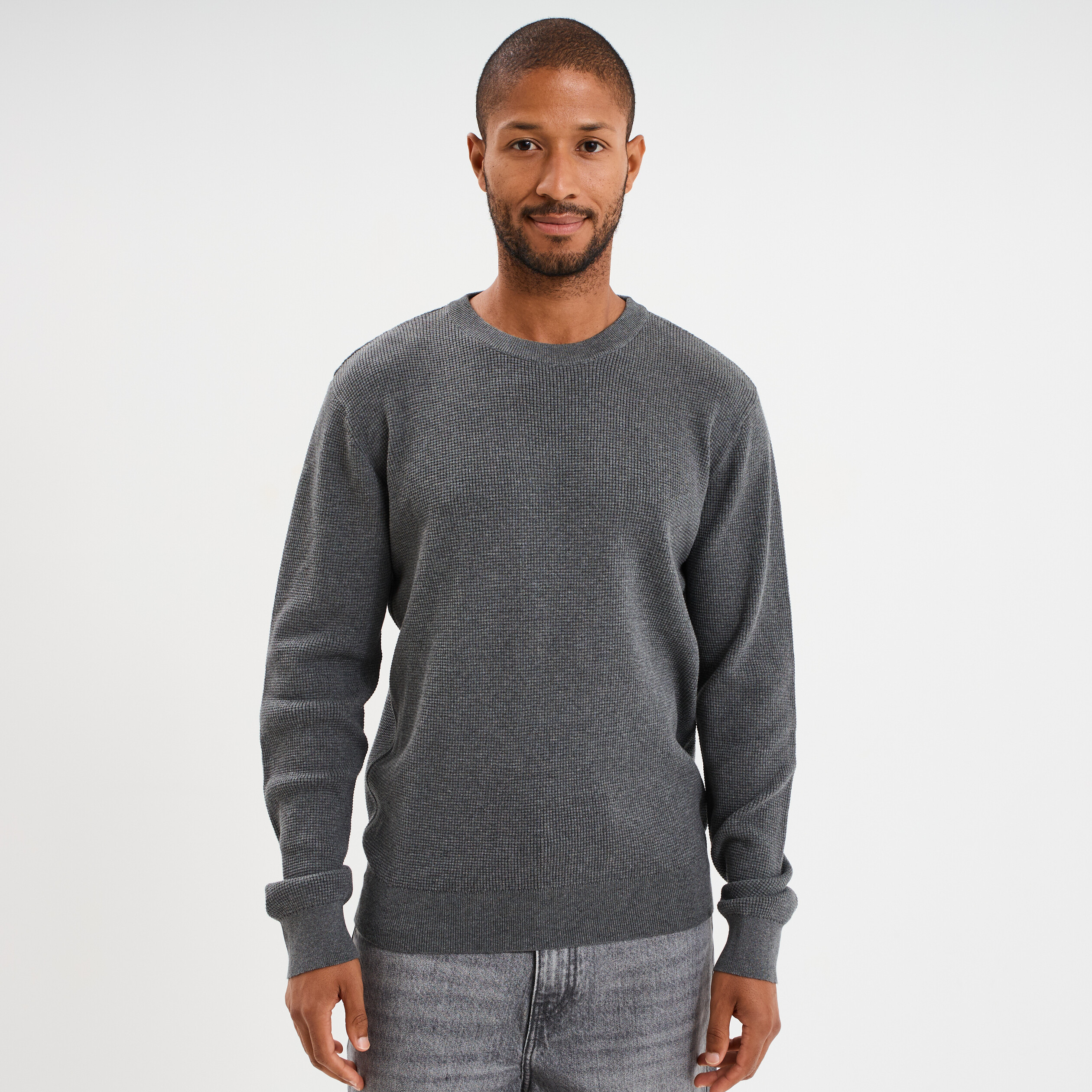 Pull en maille textur&eacute;e col rond gris fonc&eacute; homme