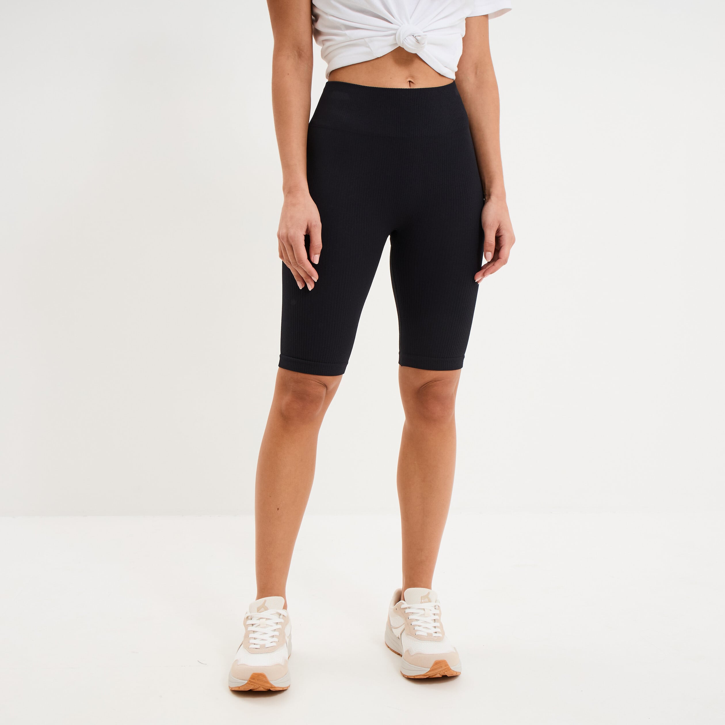 Short cycliste de sport c&ocirc;tel&eacute; stretch noir femme