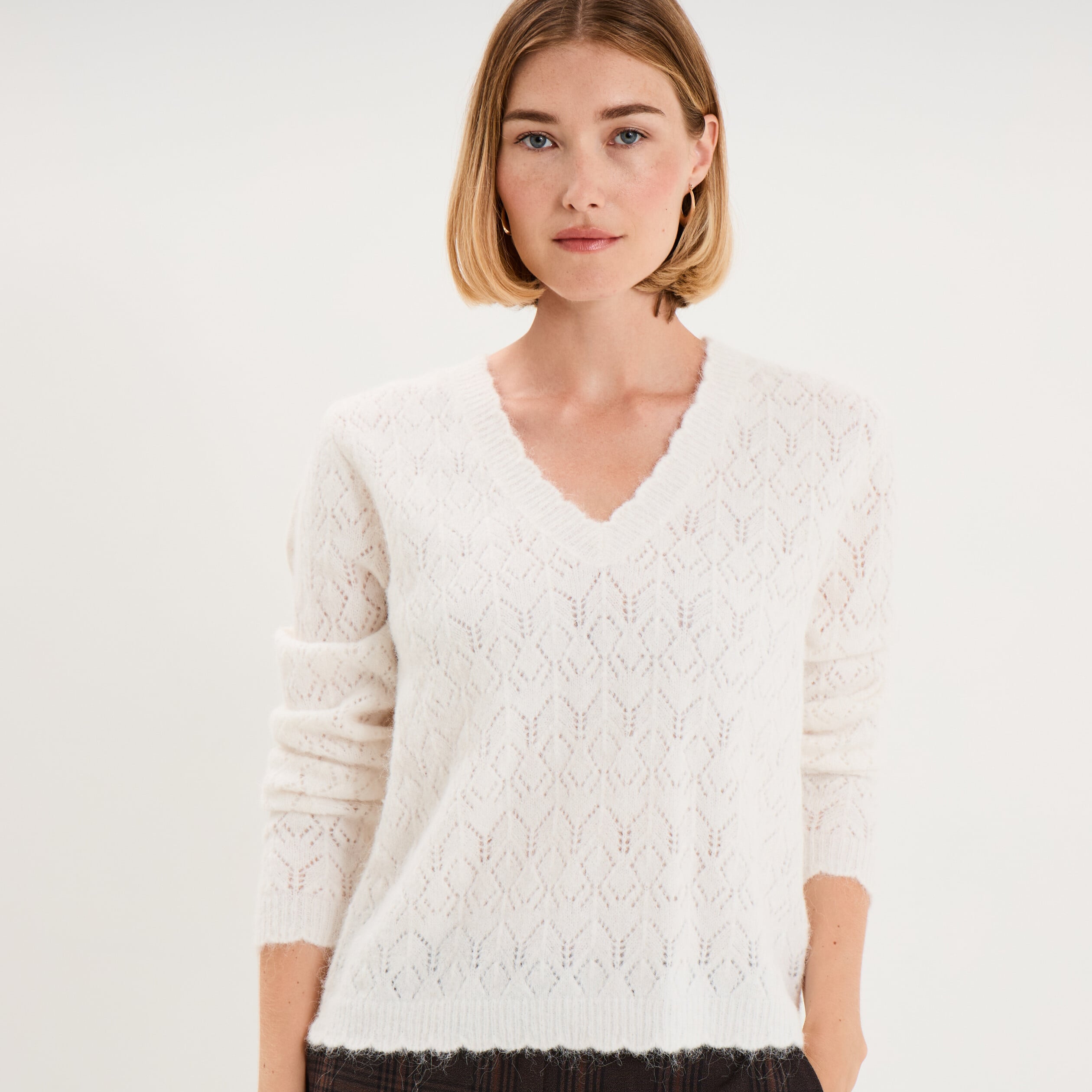 Pull col V ajour&eacute; manches longues blanc femme