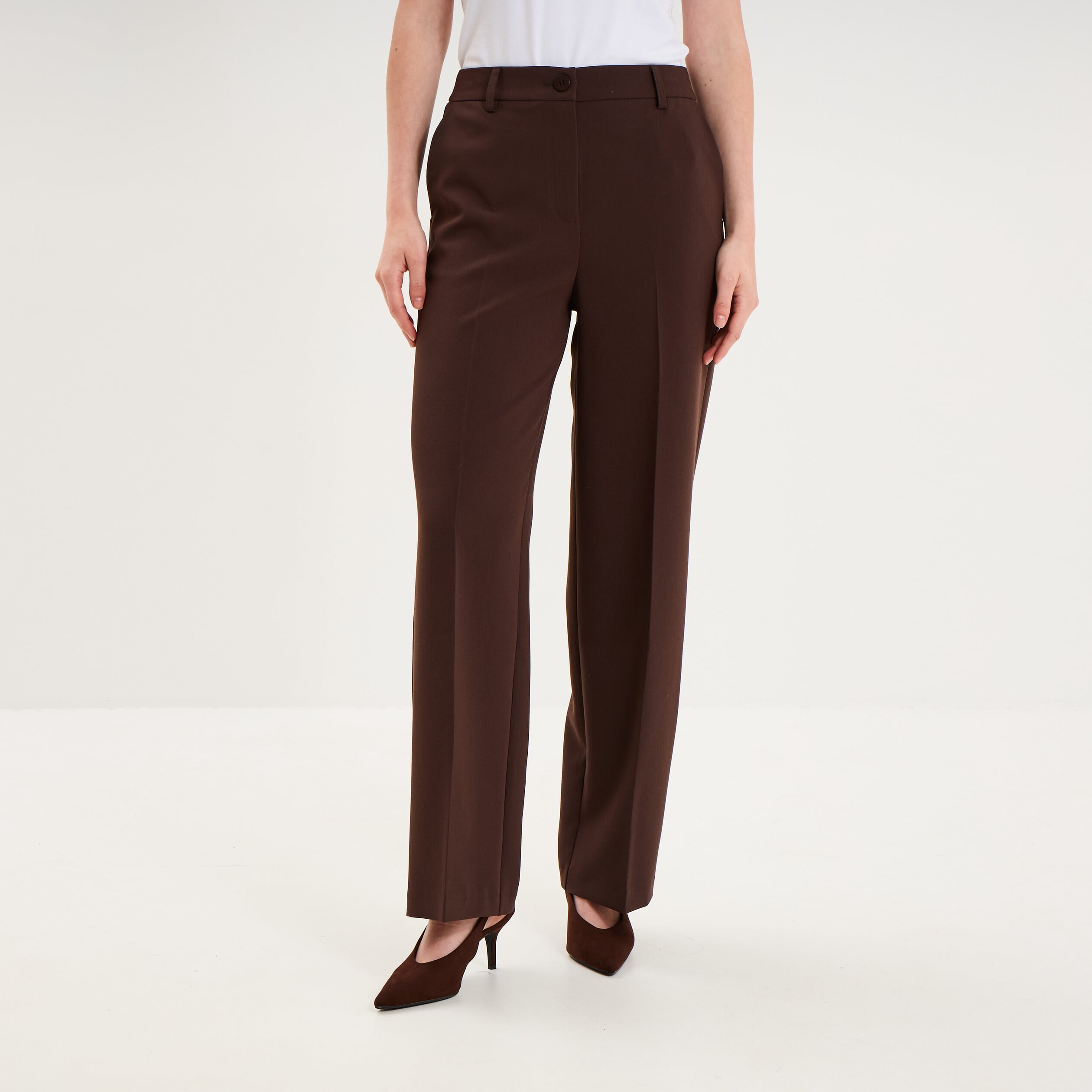 Pantalon droit effet cr&ecirc;pe &agrave; pinces marron fonc&eacute; femme
