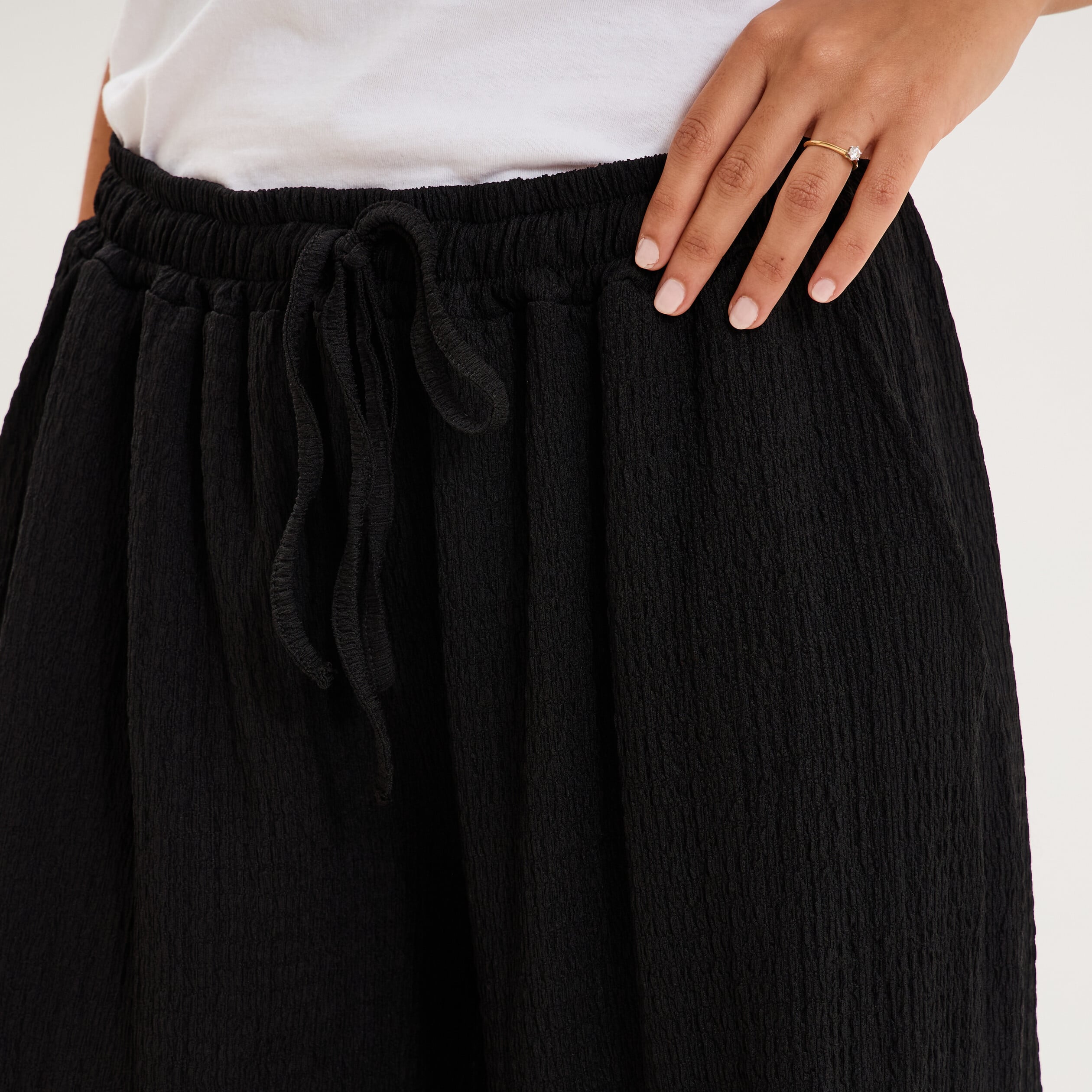 Pantalon droit fluide gaufr&eacute; noir femme