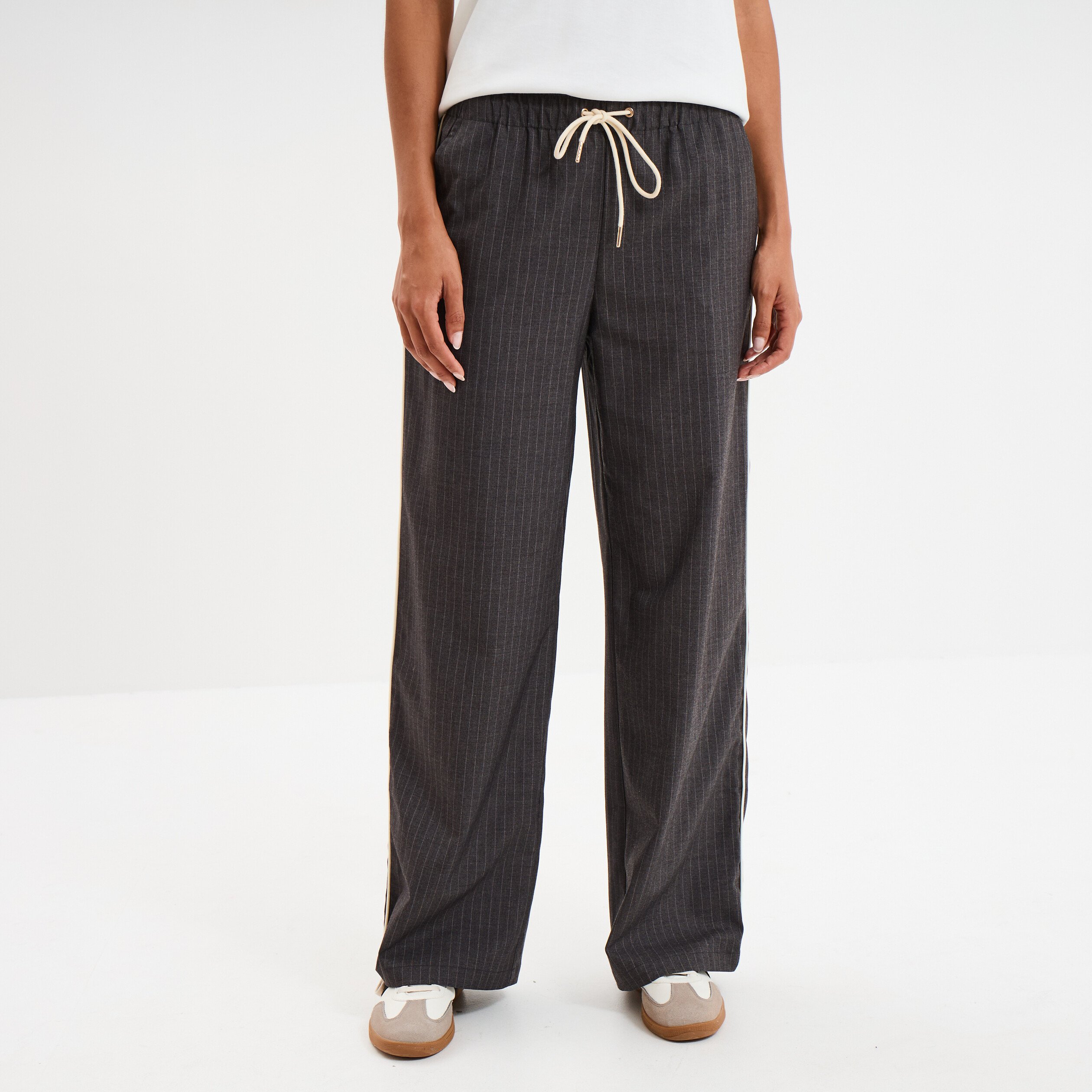 pantalon fluide elastique bandes cotes gris fonce femme Pantalon fluide élastiqué bandes côtés gris foncé femme