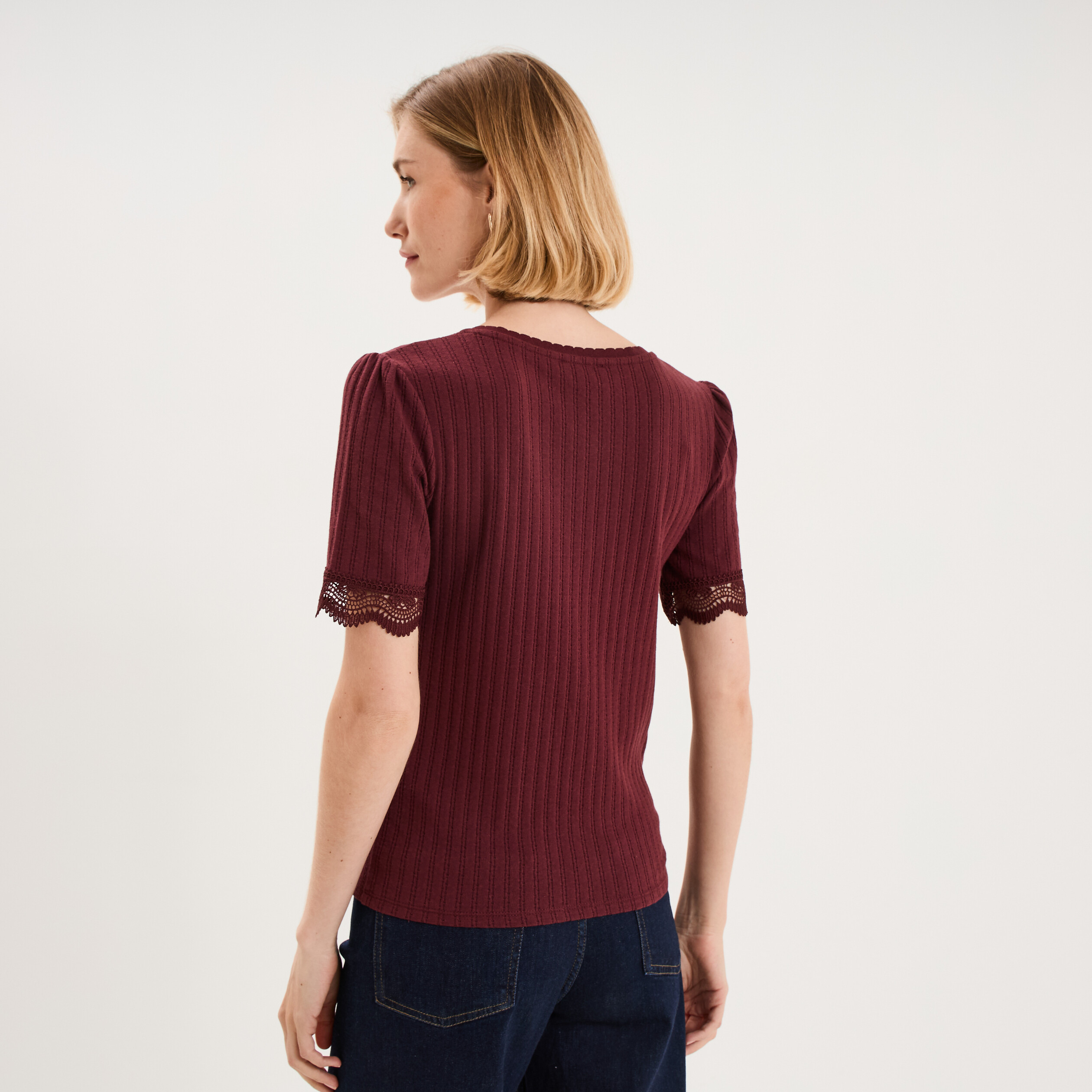 Blouse manches courtes col V dentelle violet fonc&eacute; femme