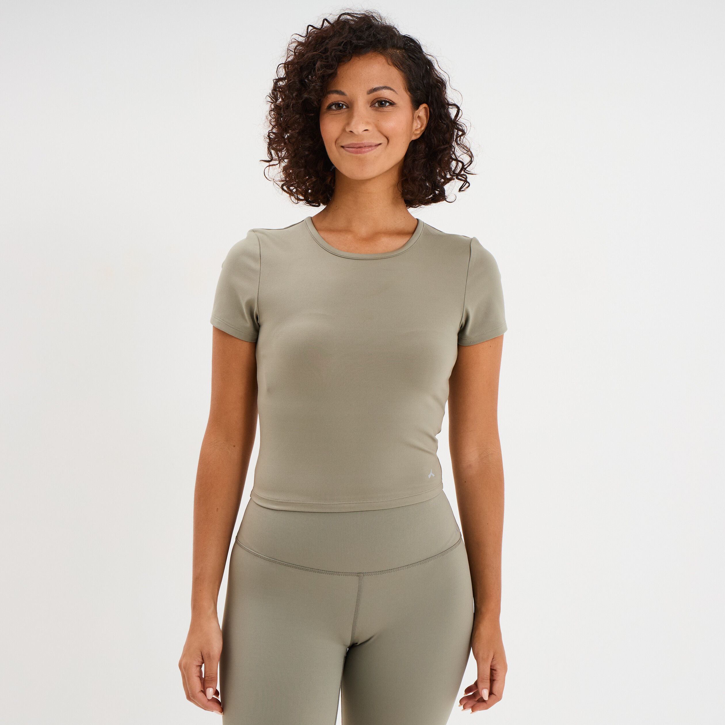 T-shirt de sport court ajust&eacute; vert kaki femme