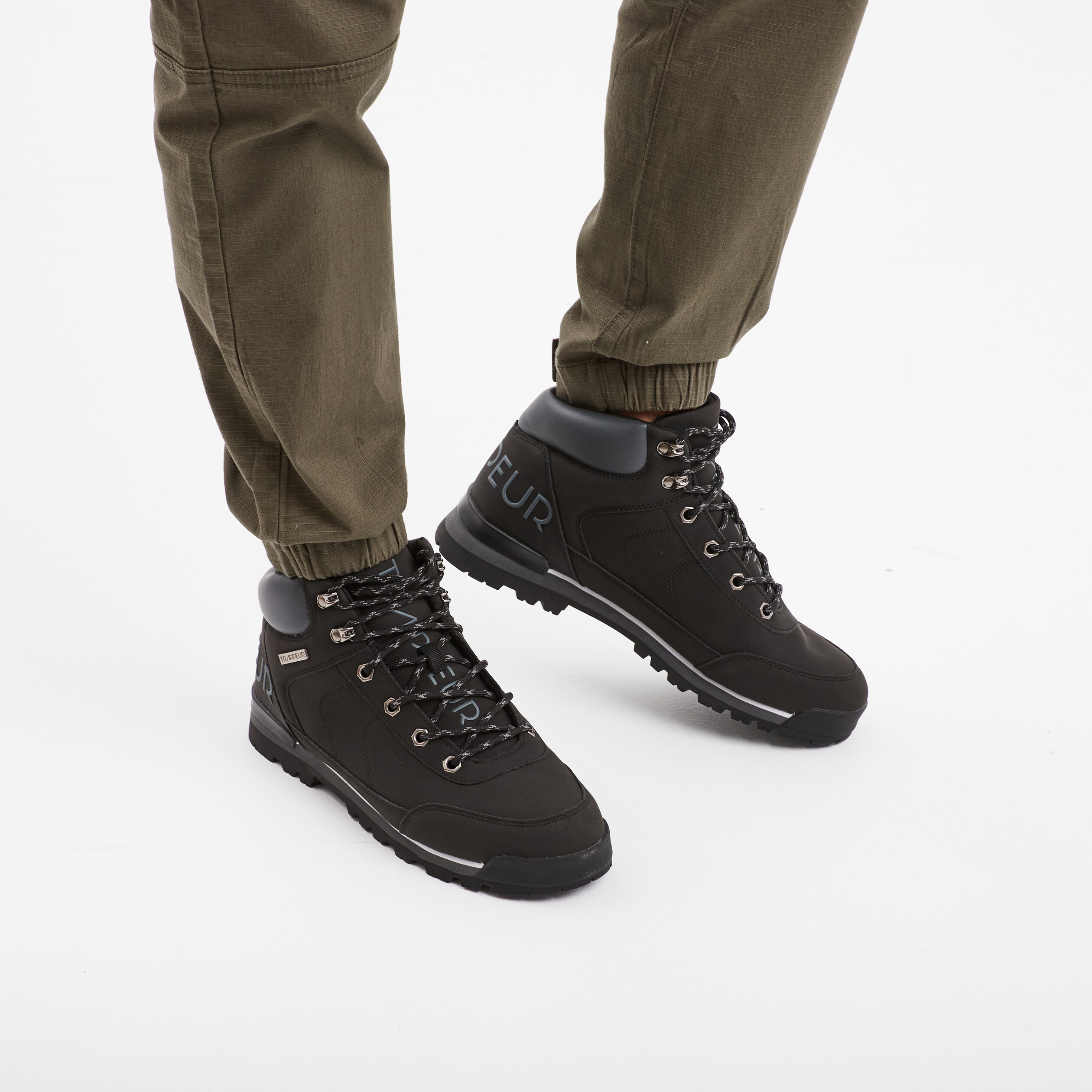 Bottines montantes semelles crant&eacute;es noir homme