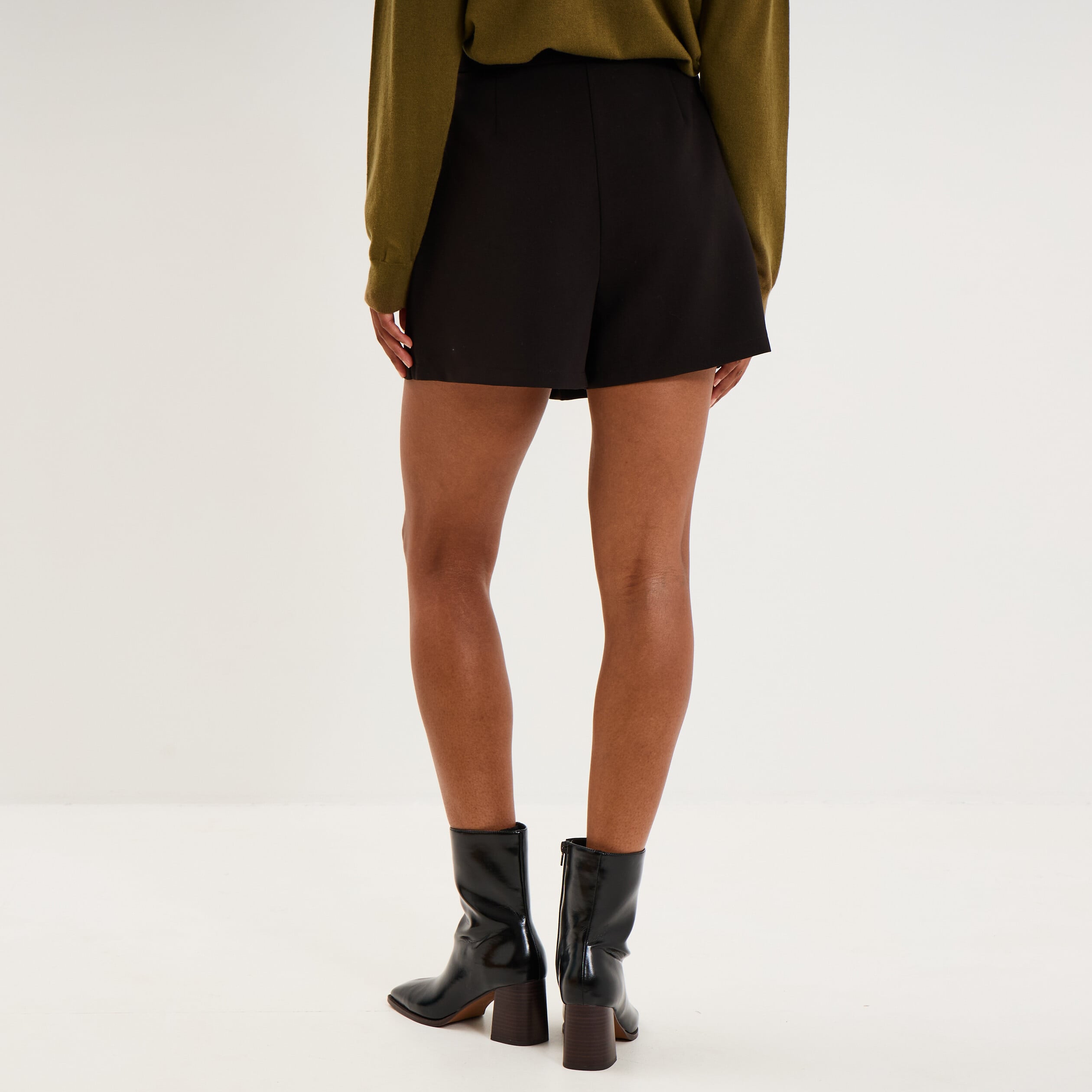 Jupe-short pliss&eacute;e boutons dor&eacute;s noir femme