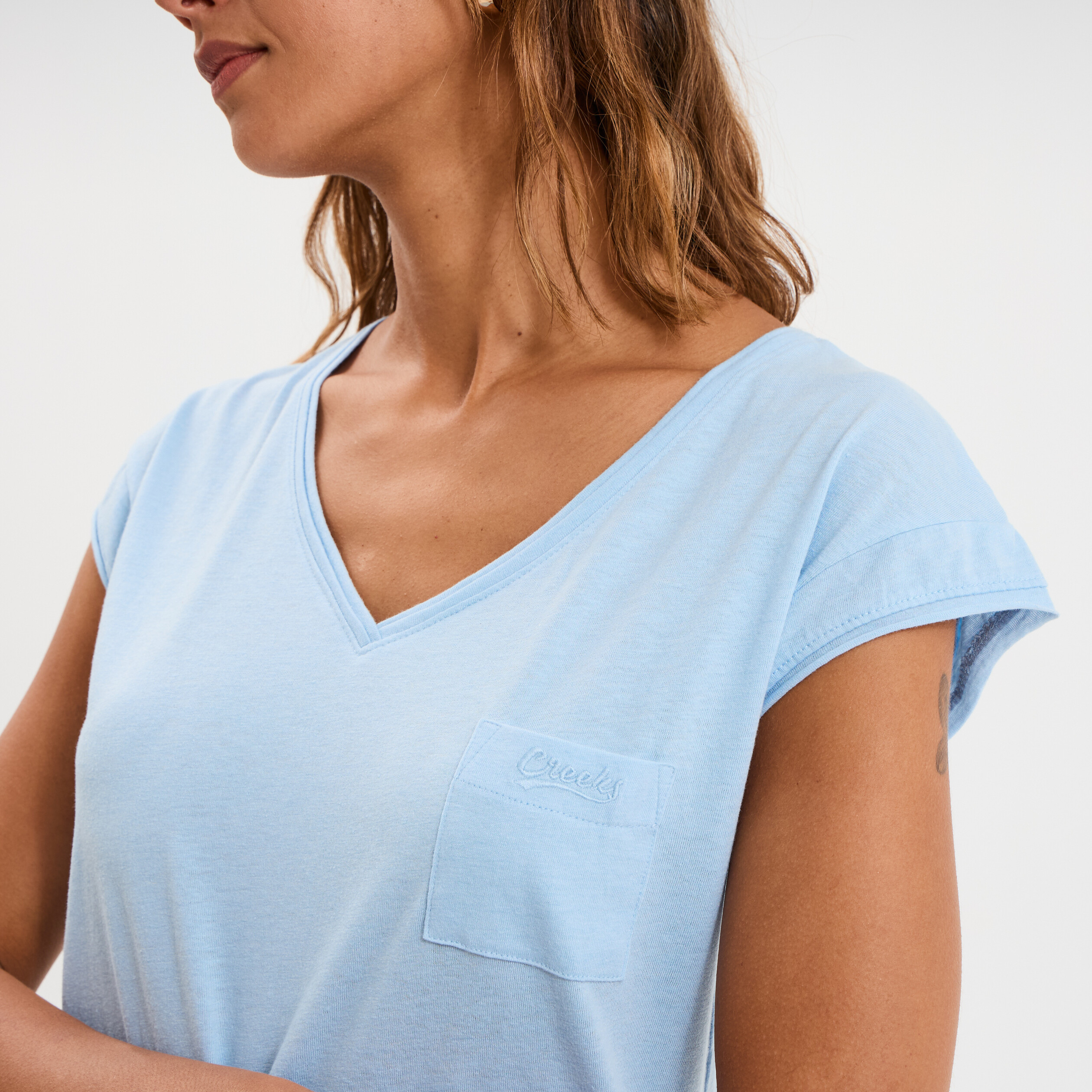 T-shirt col v poche poitrine bleu clair femme