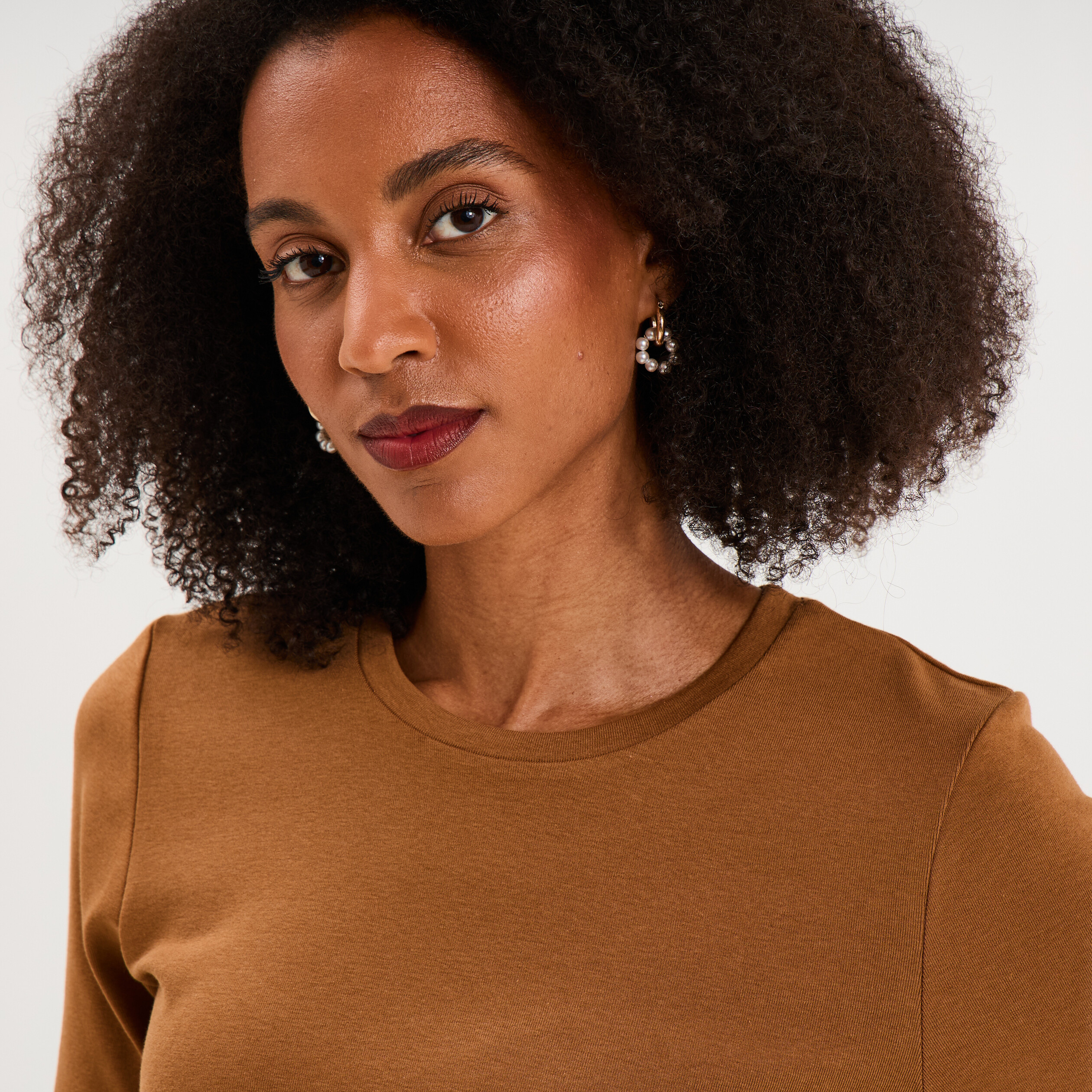 T-shirt col rond manches courtes ajust&eacute; marron clair femme