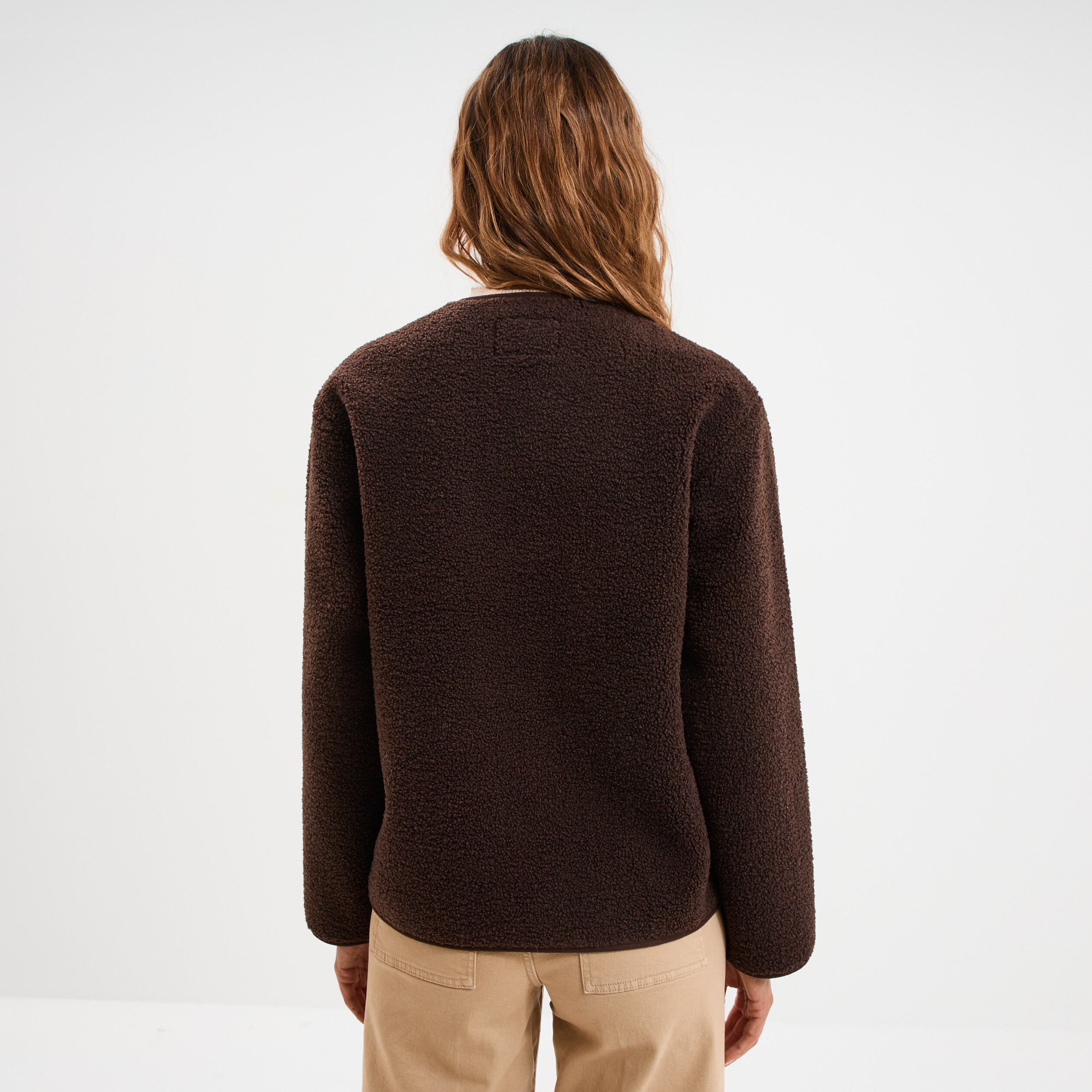 Veste effet polaire boutonn&eacute;e col rond marron fonc&eacute; femme