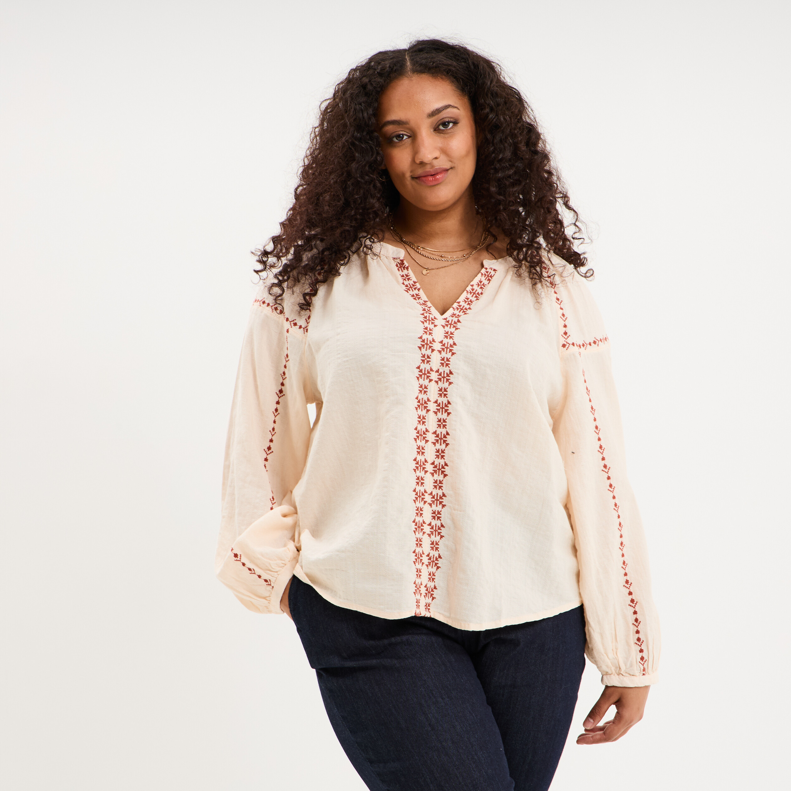 Blouse brod&eacute;e manches longues coton beige femme grande taille