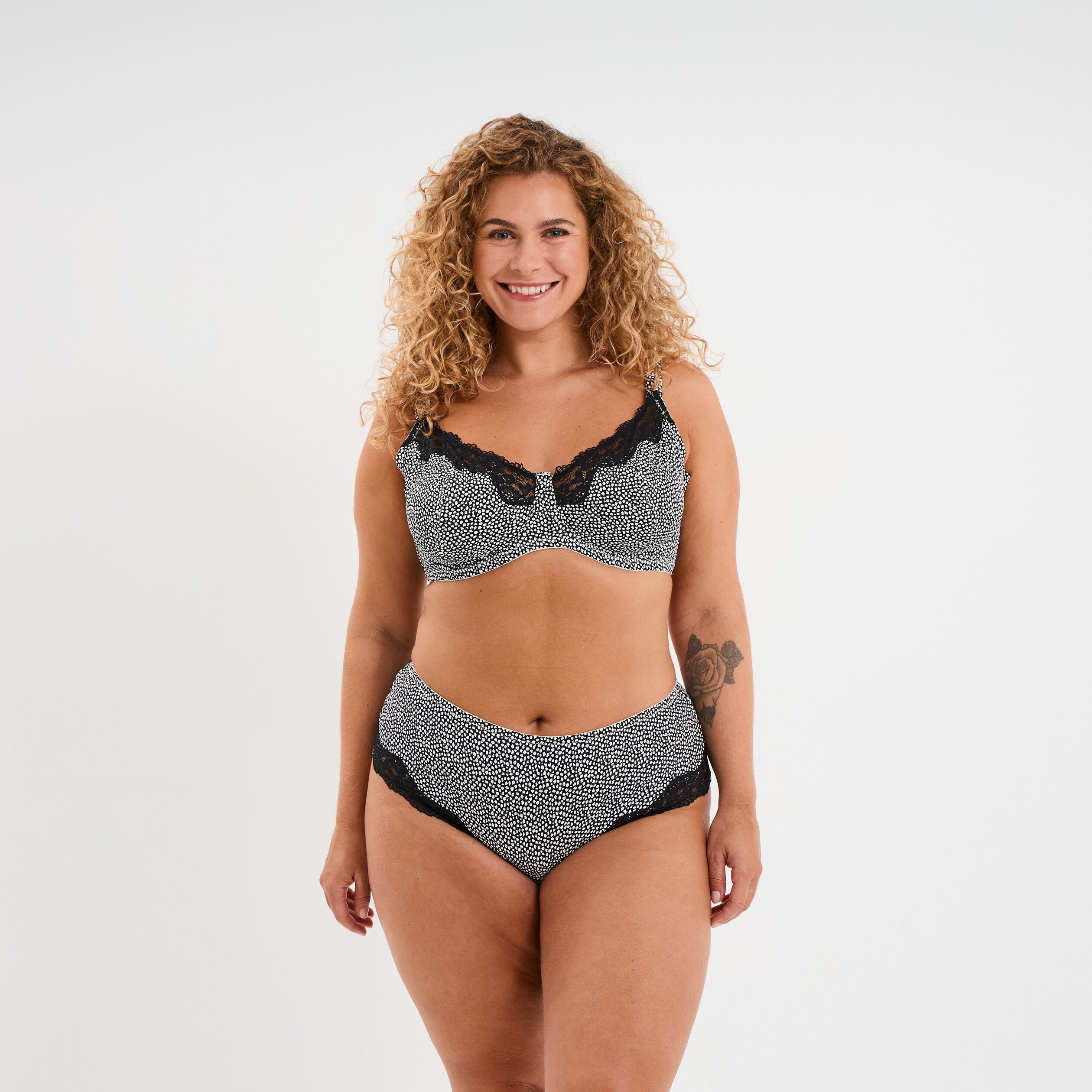 Shorty microfibre empi&egrave;cements dentelle noir femme grande taille