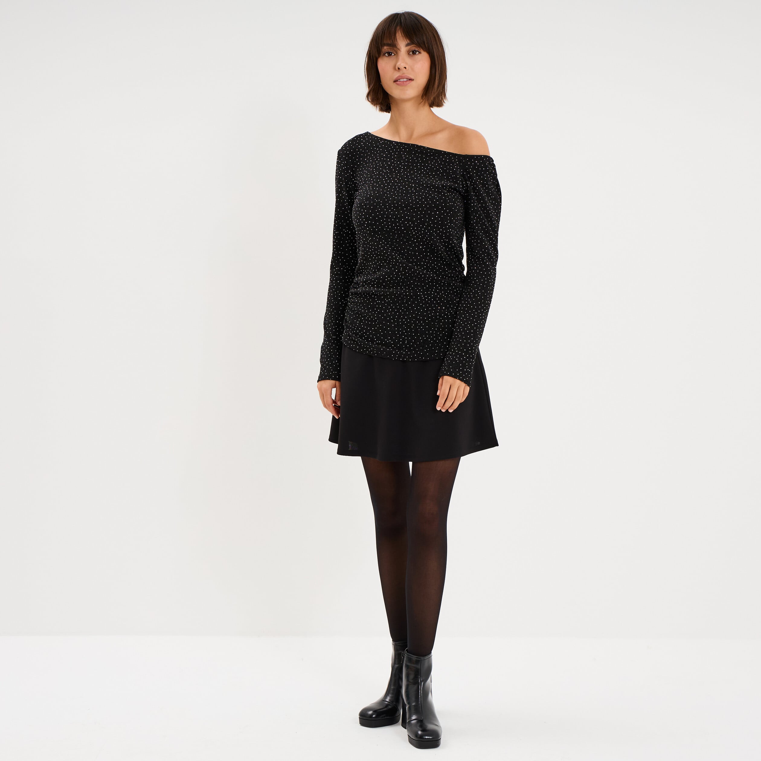 T-shirt cintr&eacute; &agrave; clous col asym&eacute;trique noir femme
