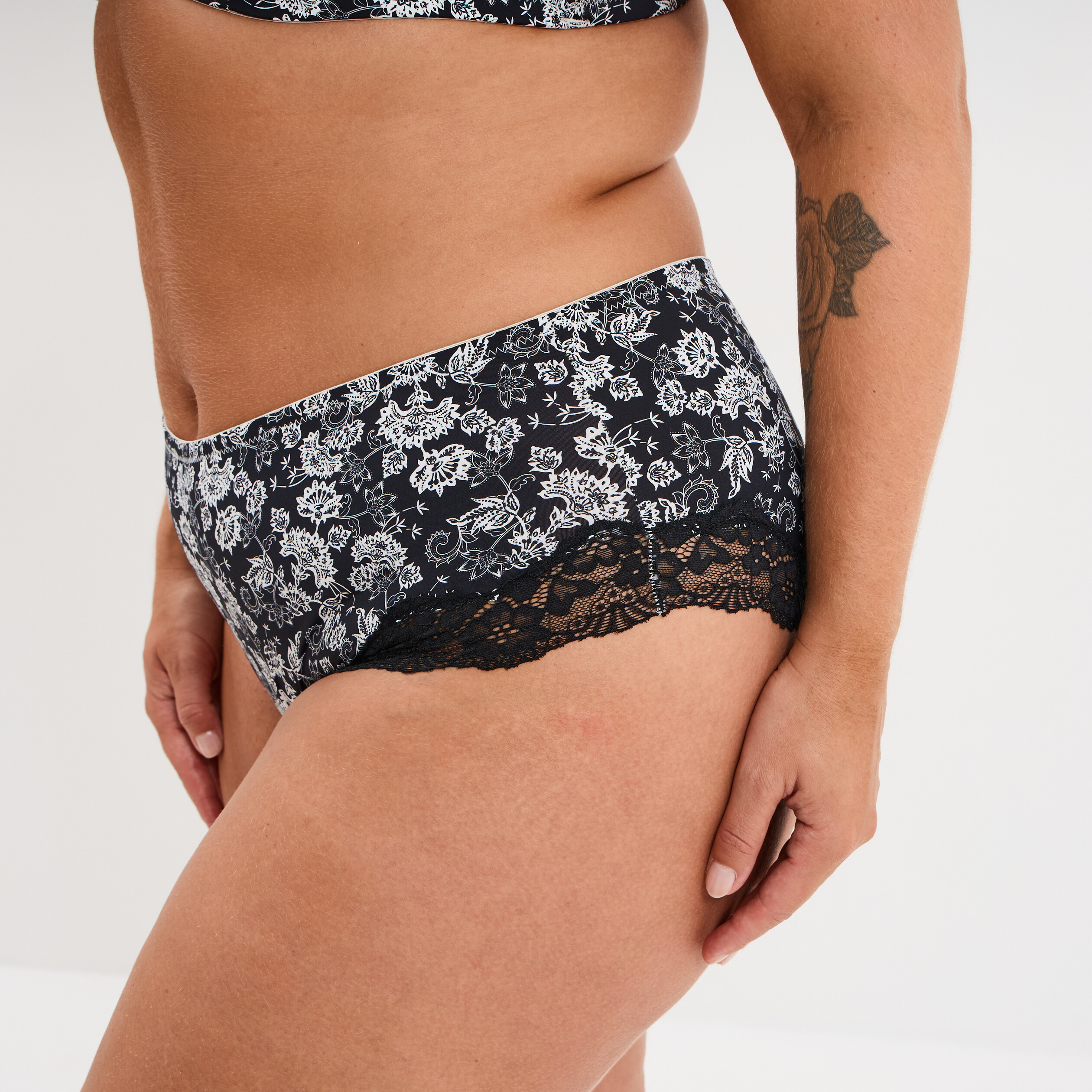 Shorty microfibre empi&egrave;cements dentelle noir femme grande taille