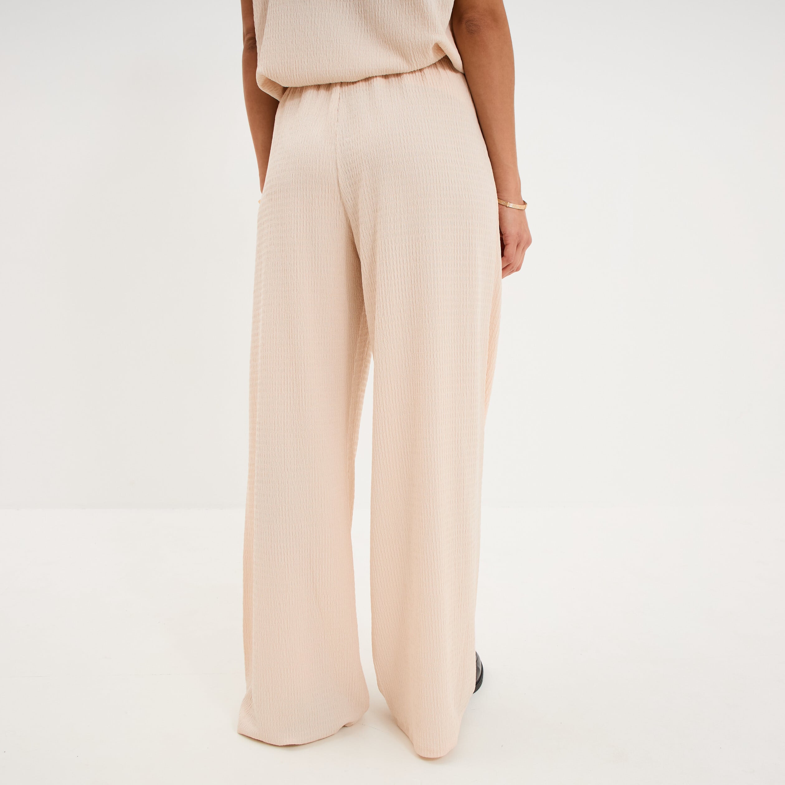 Pantalon effet gaufr&eacute; fluide beige femme