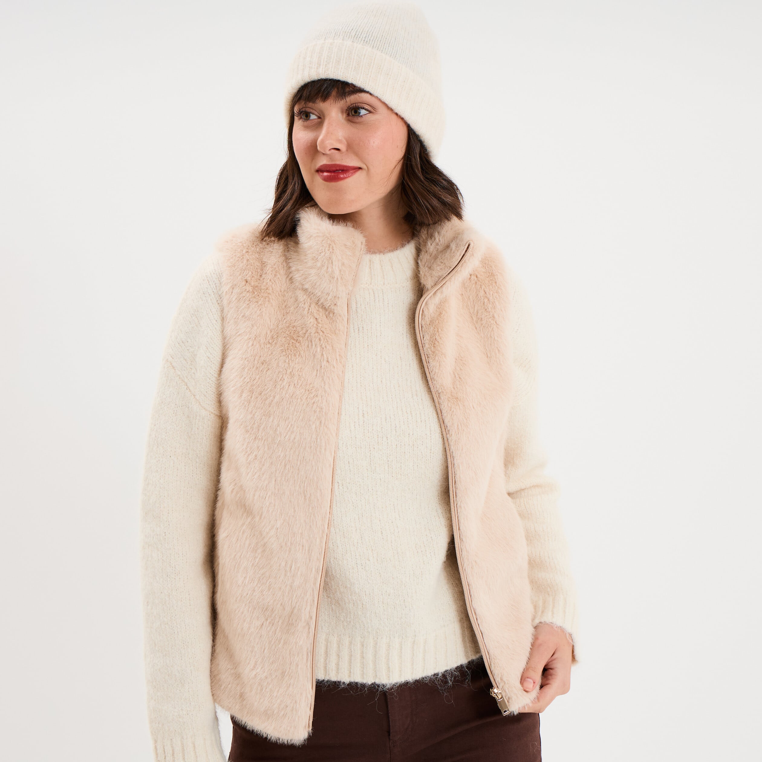 Gilet fausse fourrure col montant zipp&eacute; beige femme