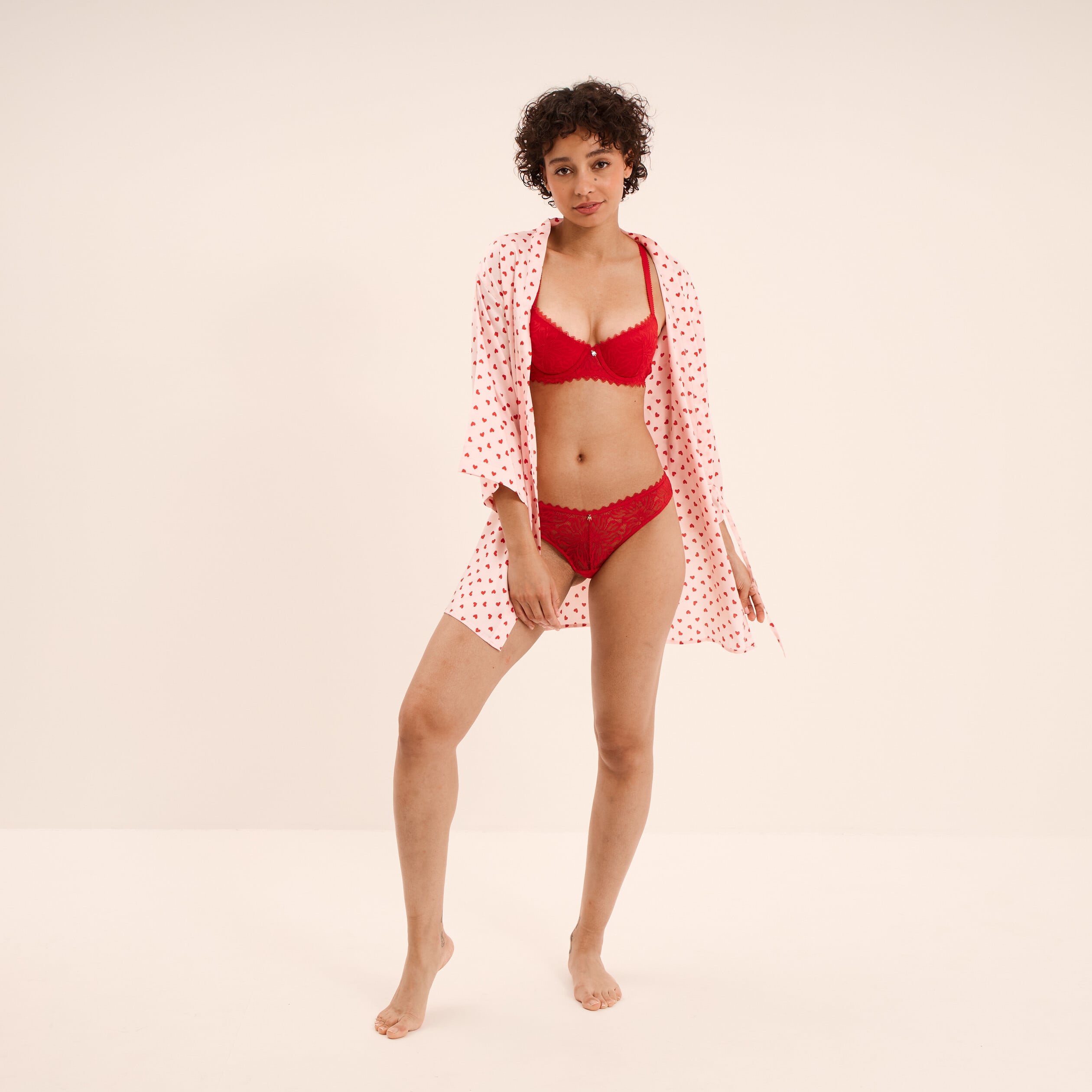 Tanga en dentelle avec bord festonn&eacute; rouge femme