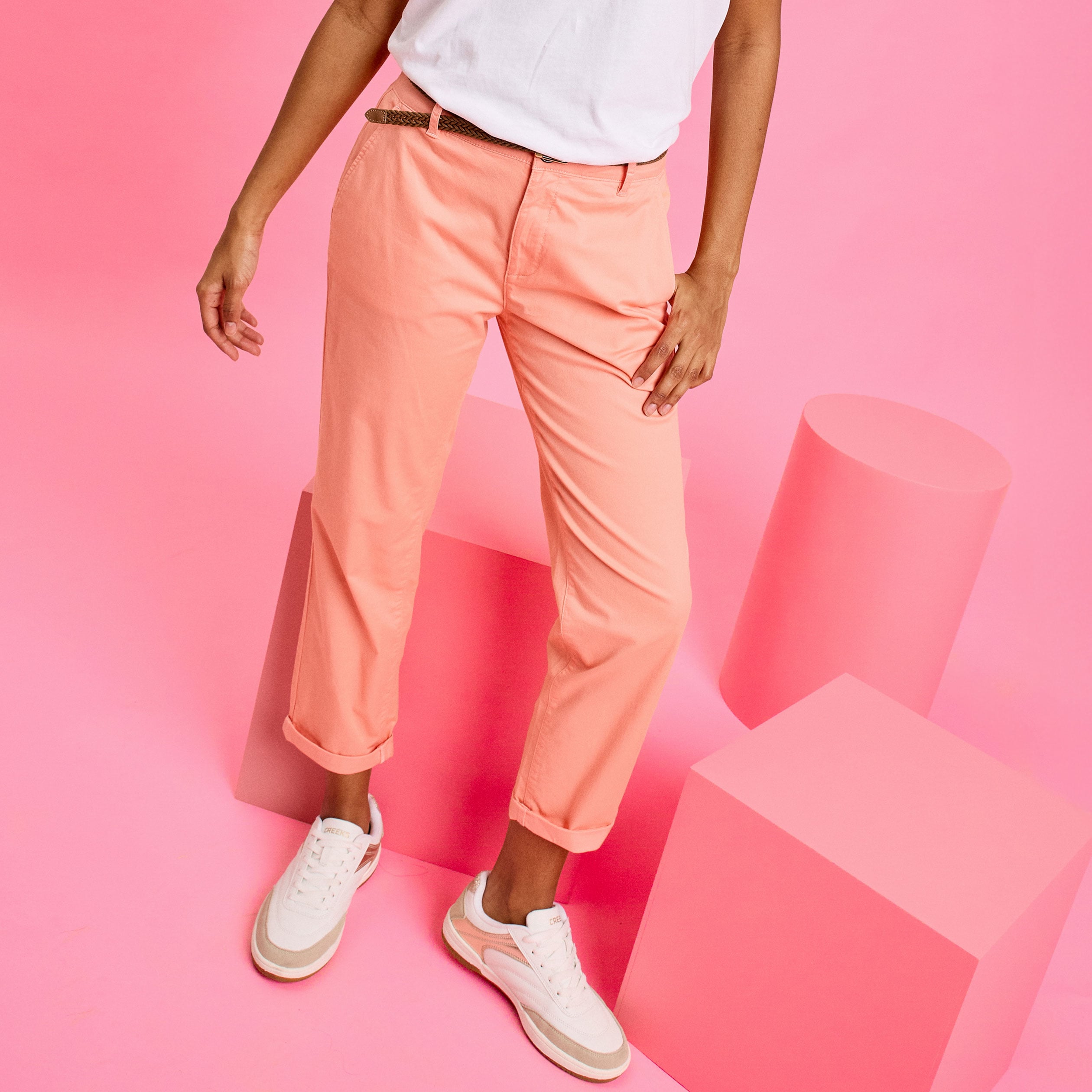 Pantalon chino 7/8&egrave;me ceinture tress&eacute;e orange corail femme