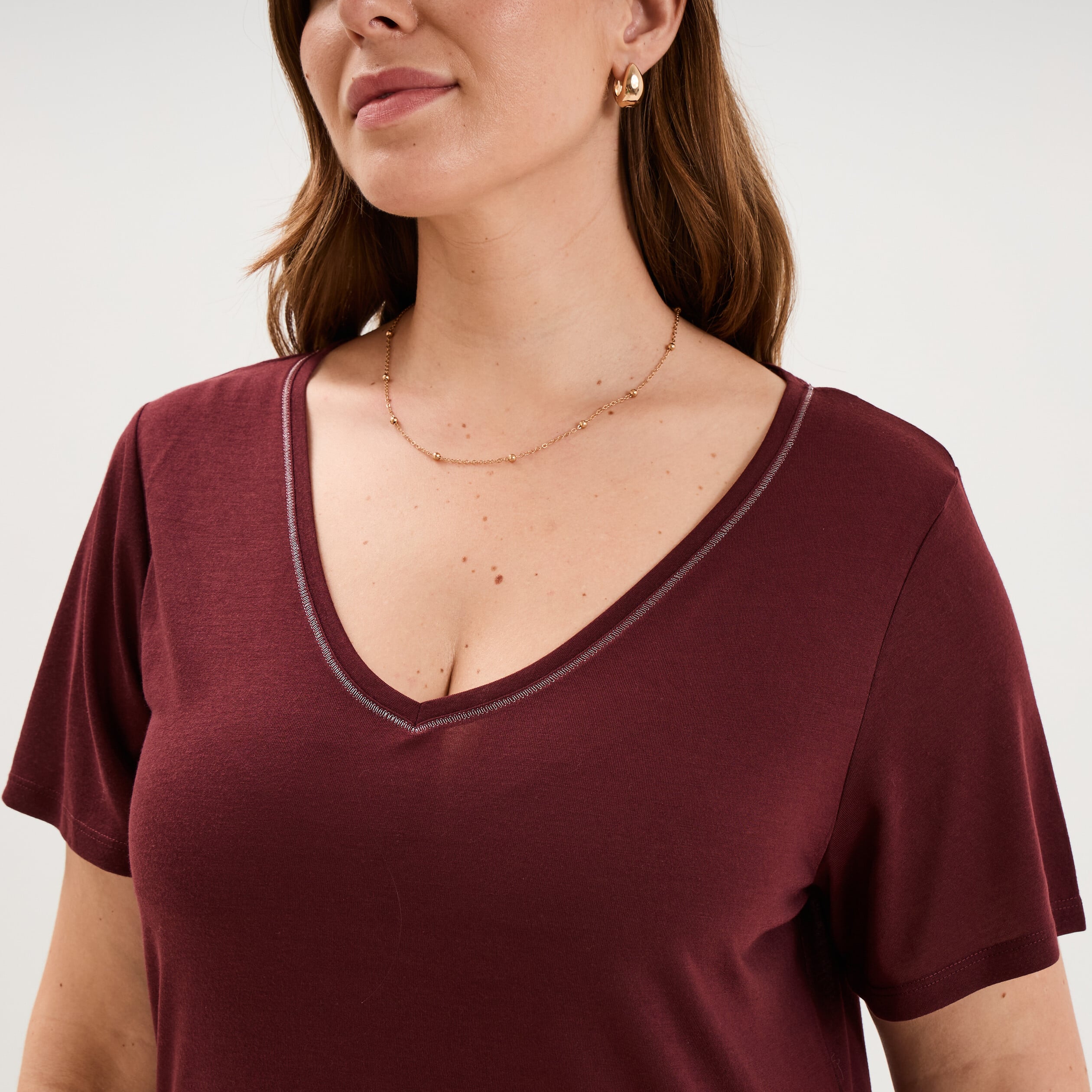 T-shirt manches courtes col V violet fonc&eacute; femme grande taille